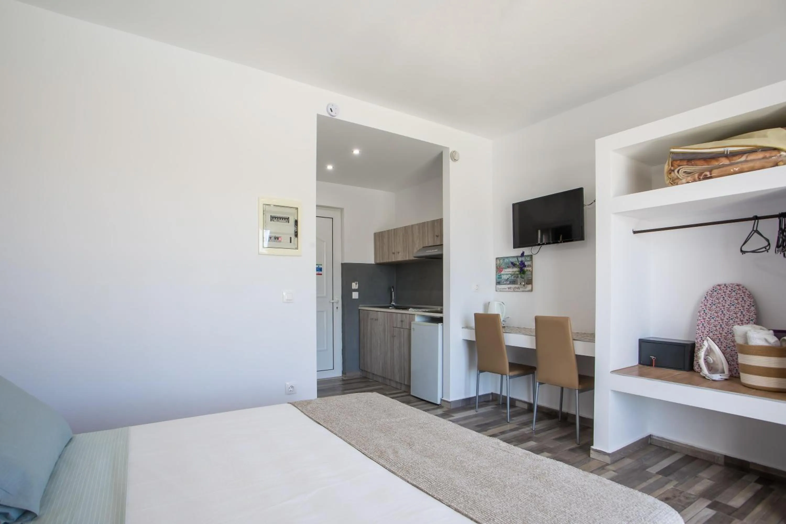 wardrobe, Bed in Lisabeth Apartments