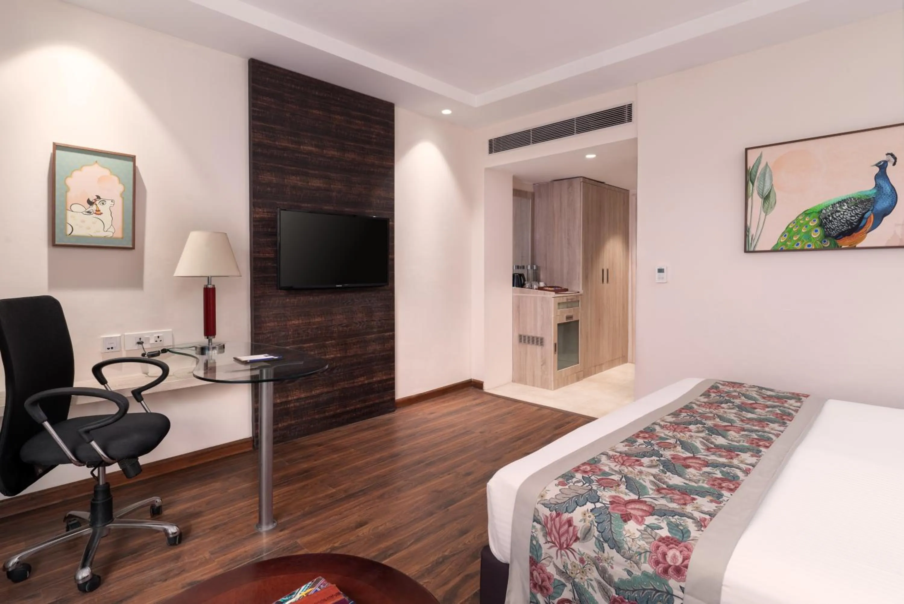 Bedroom, Bed in Nidhivan Sarovar Portico Vrindavan