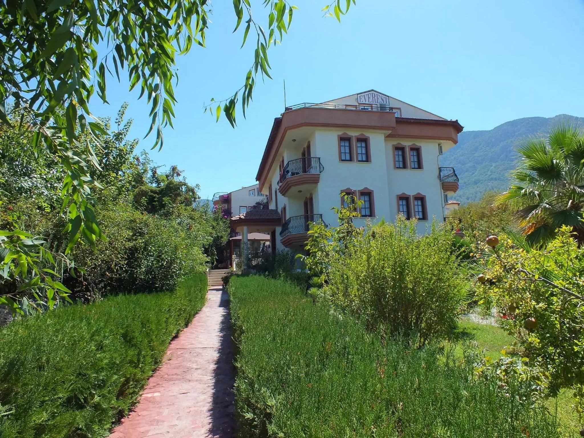 Facade/entrance in Everest Apart Hotel
