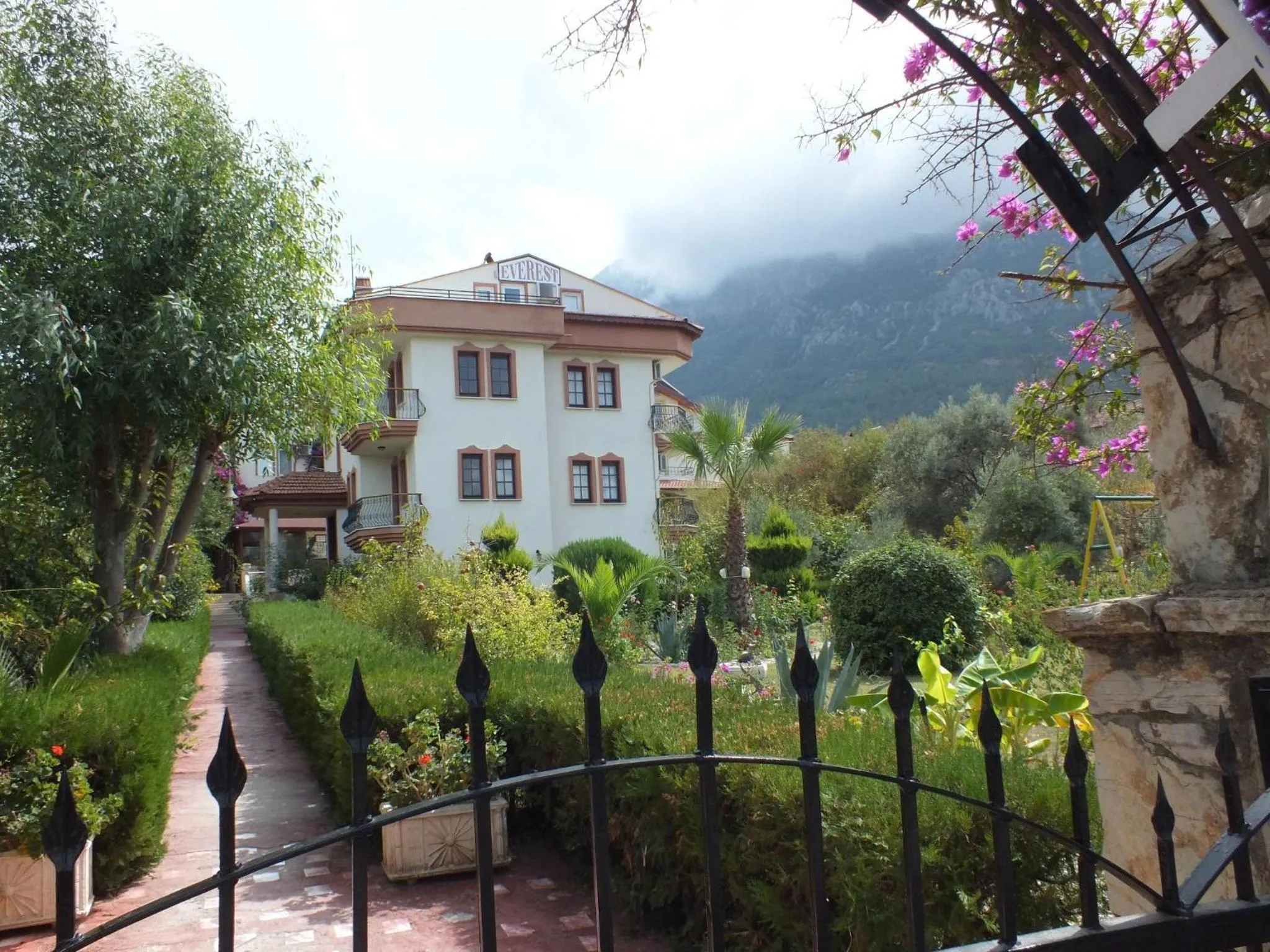 Facade/entrance in Everest Apart Hotel