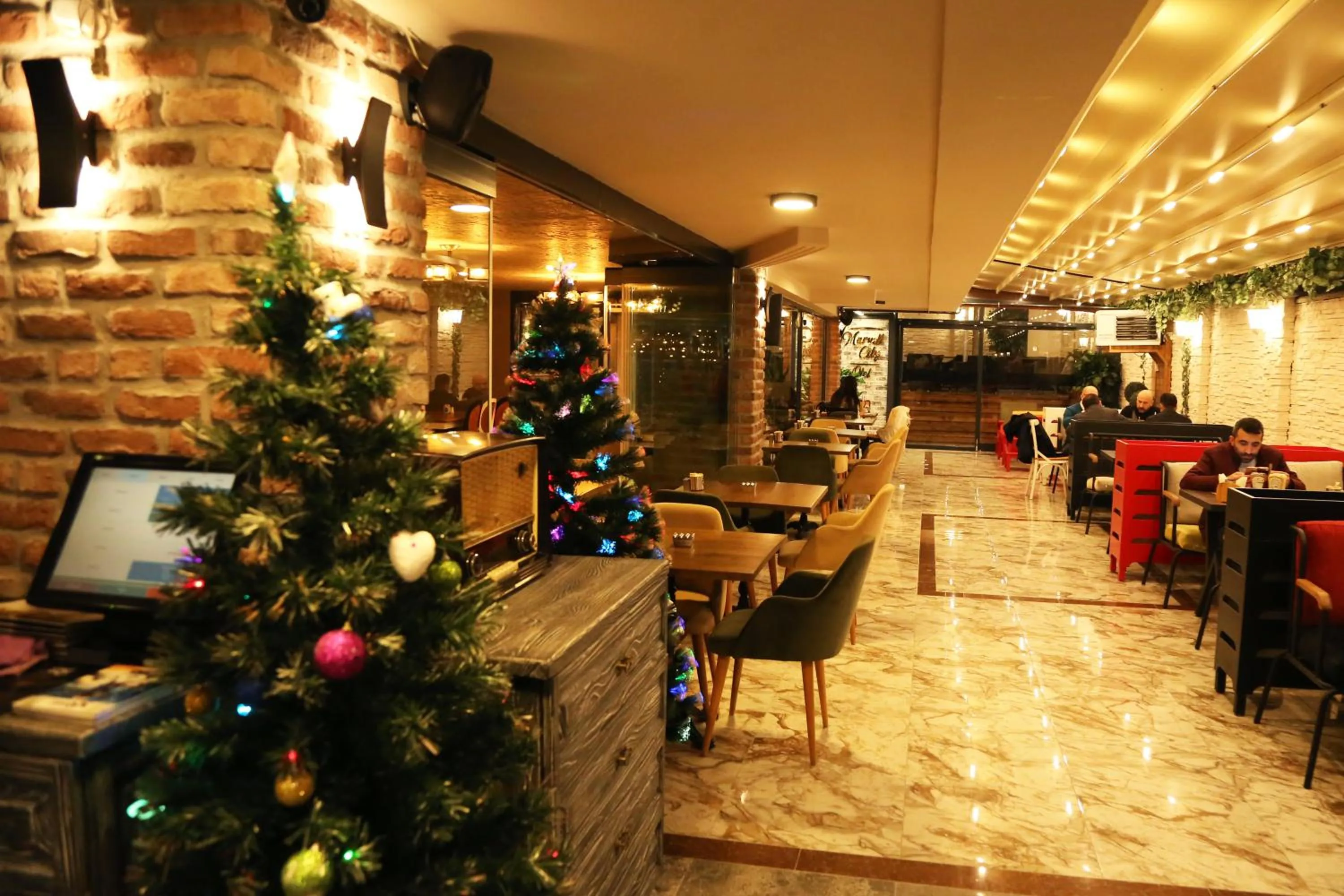 Restaurant/places to eat in Marvell City Otel