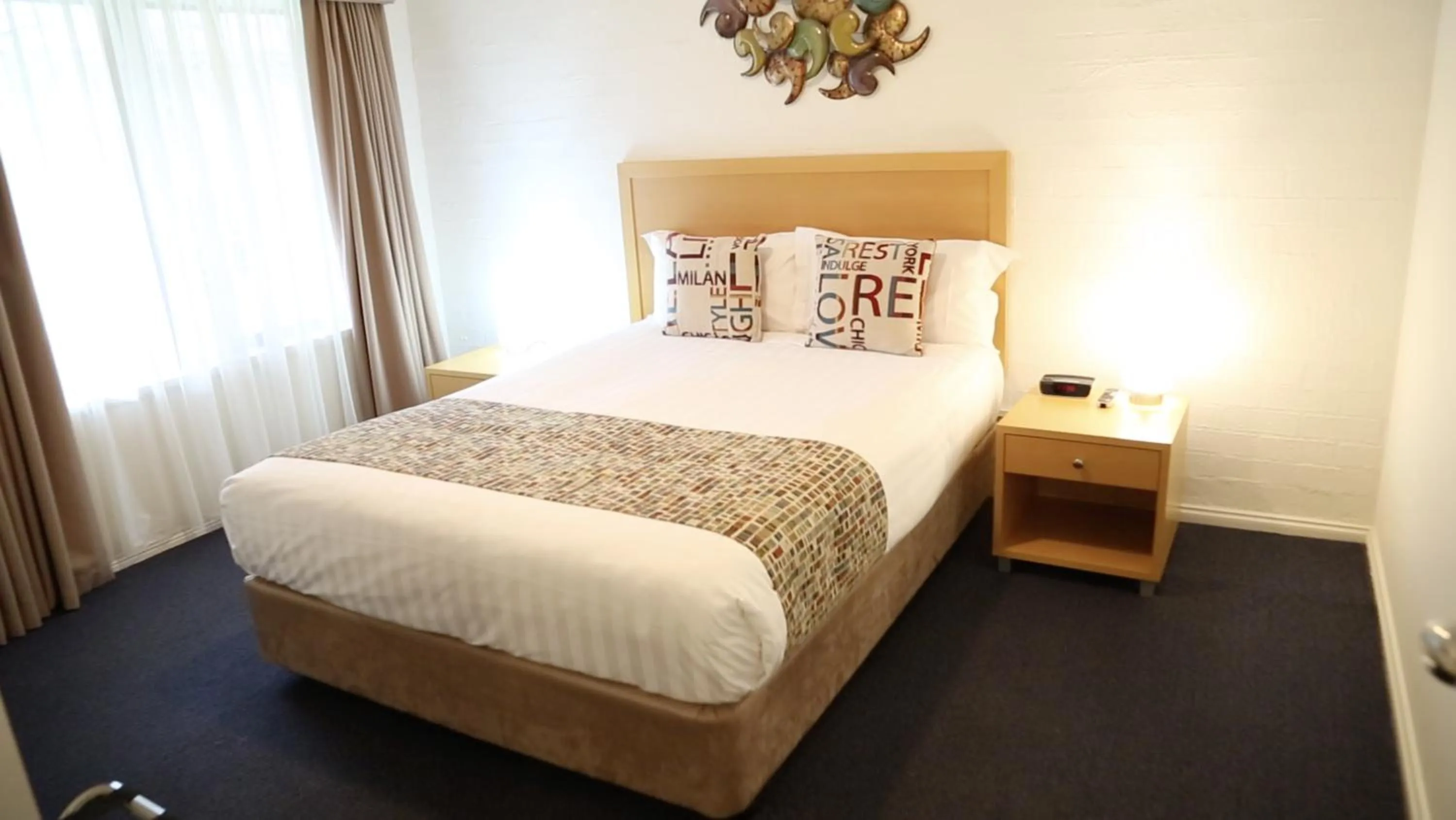 Bedroom, Bed in Blazing Stump Motel & Suites