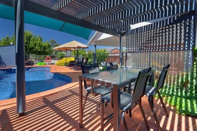 Swimming pool in Blazing Stump Motel & Suites