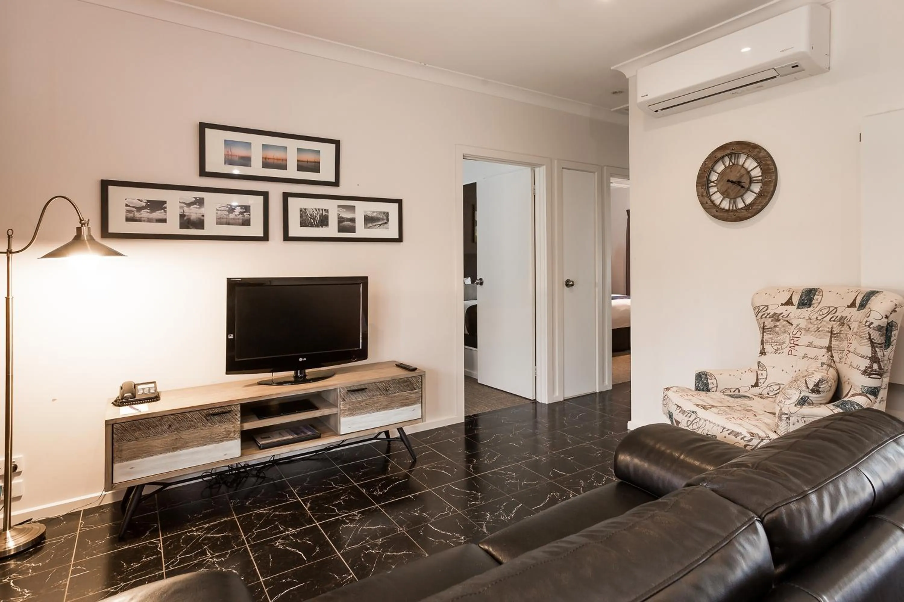 Living room in Blazing Stump Motel & Suites