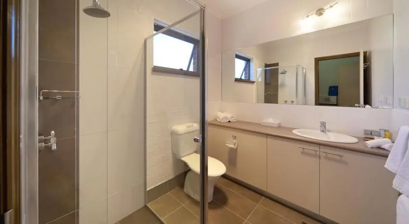 Bathroom in Blazing Stump Motel & Suites