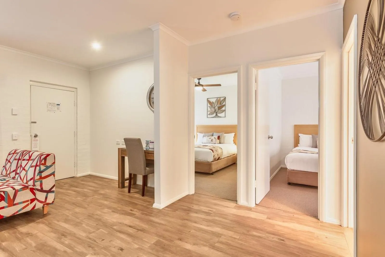 Living room, Bed in Blazing Stump Motel & Suites