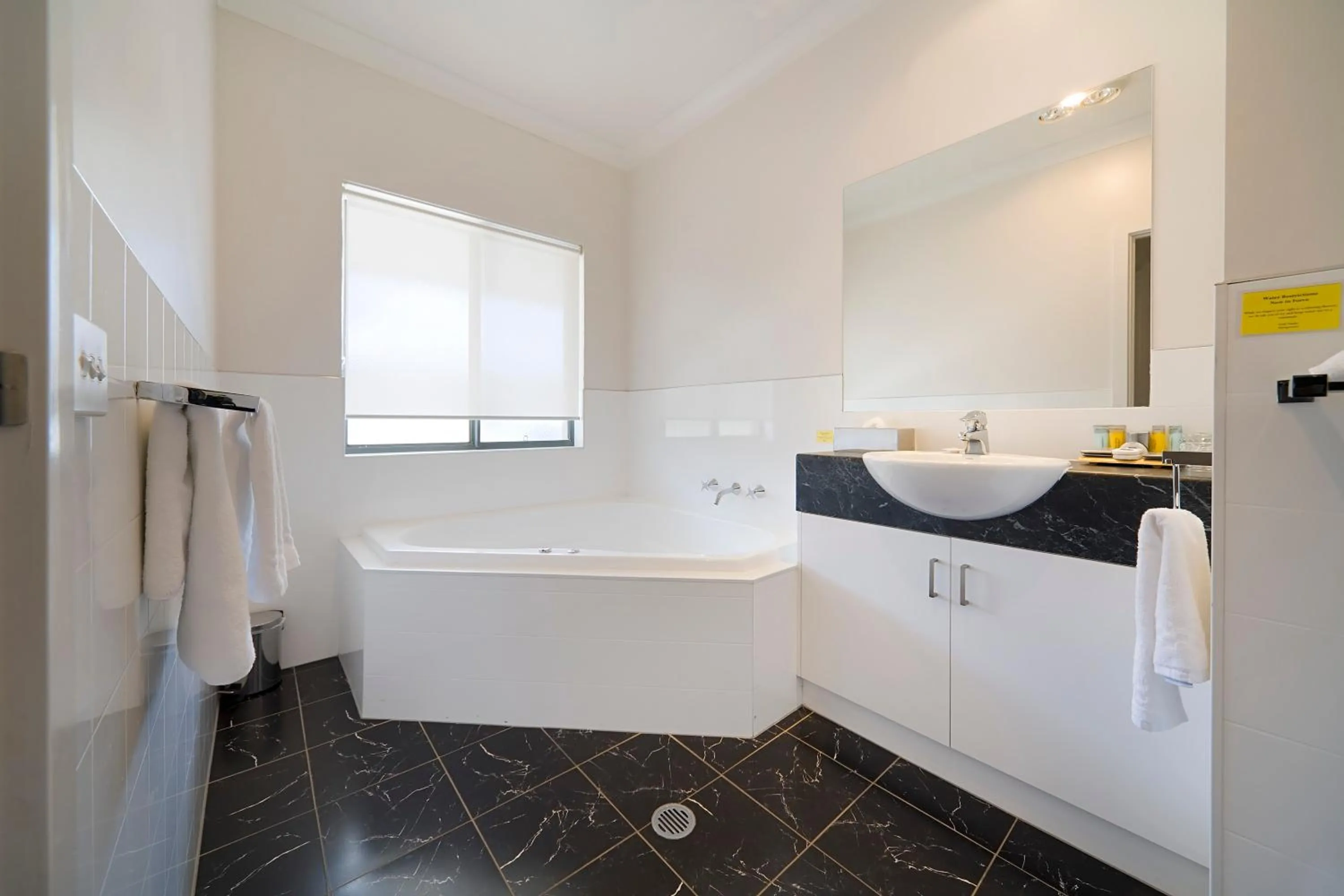 Hot Tub in Blazing Stump Motel & Suites