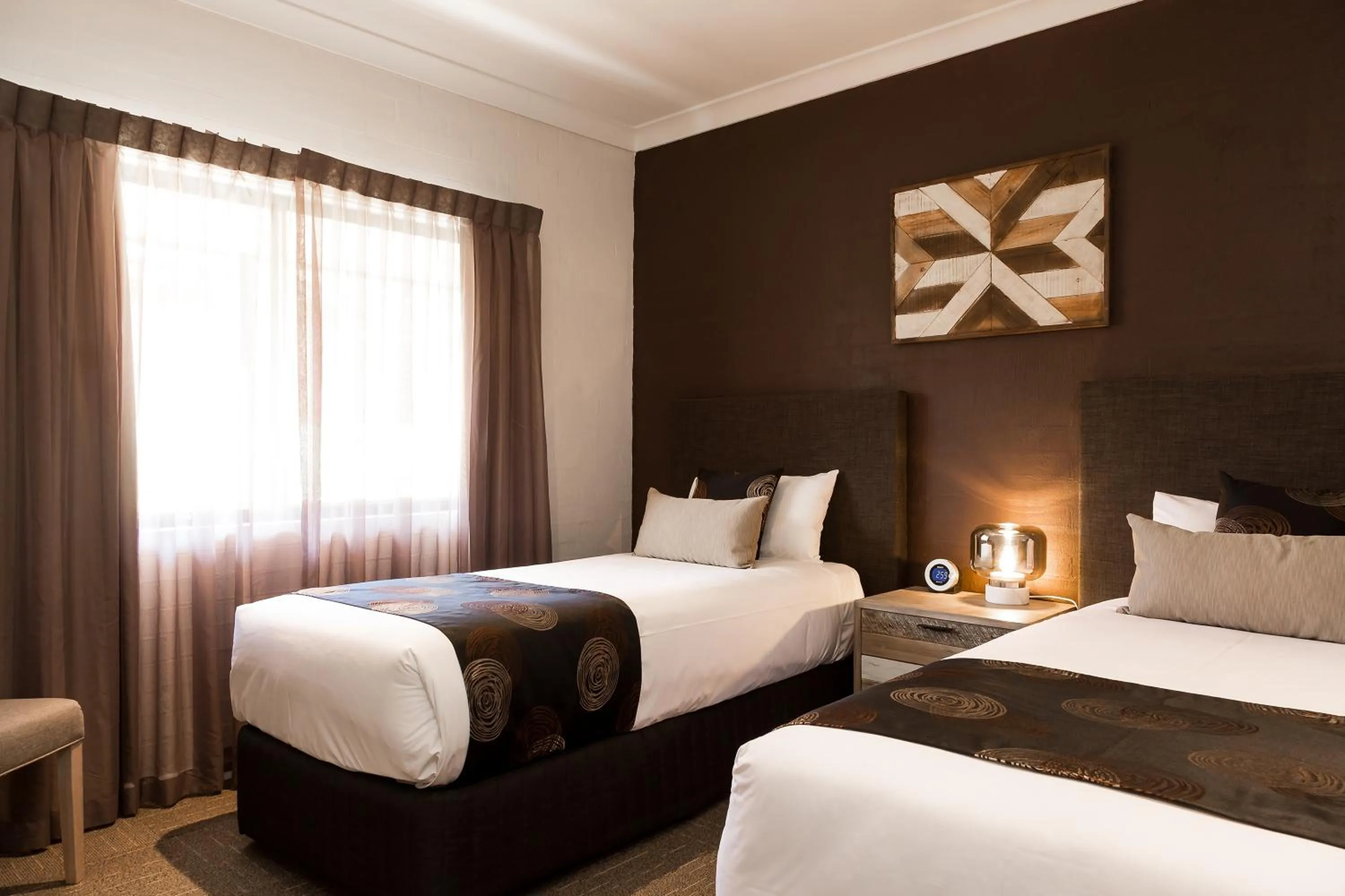 Bed in Blazing Stump Motel & Suites