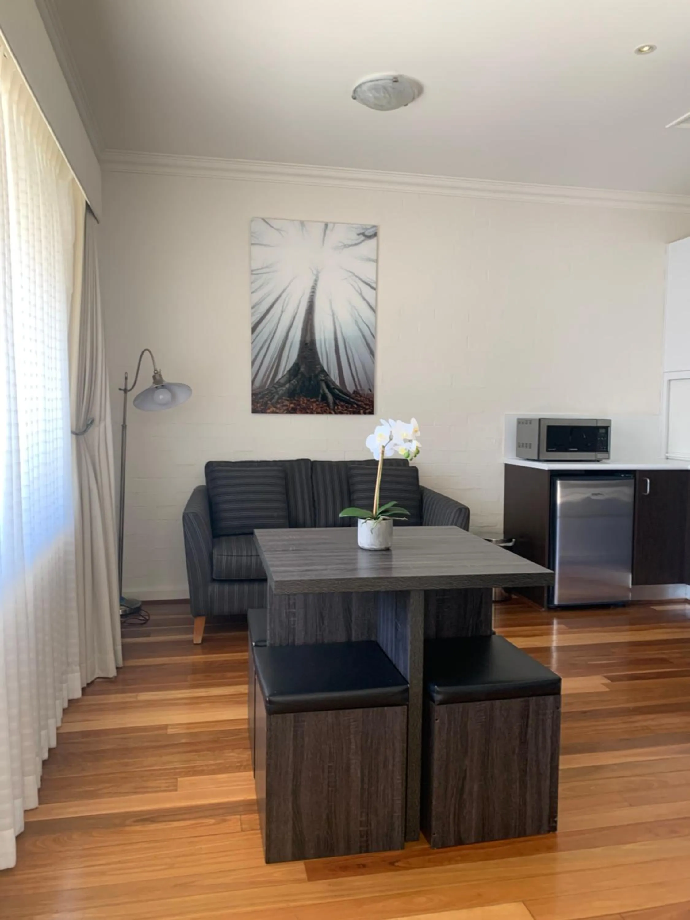 Seating area in Blazing Stump Motel & Suites