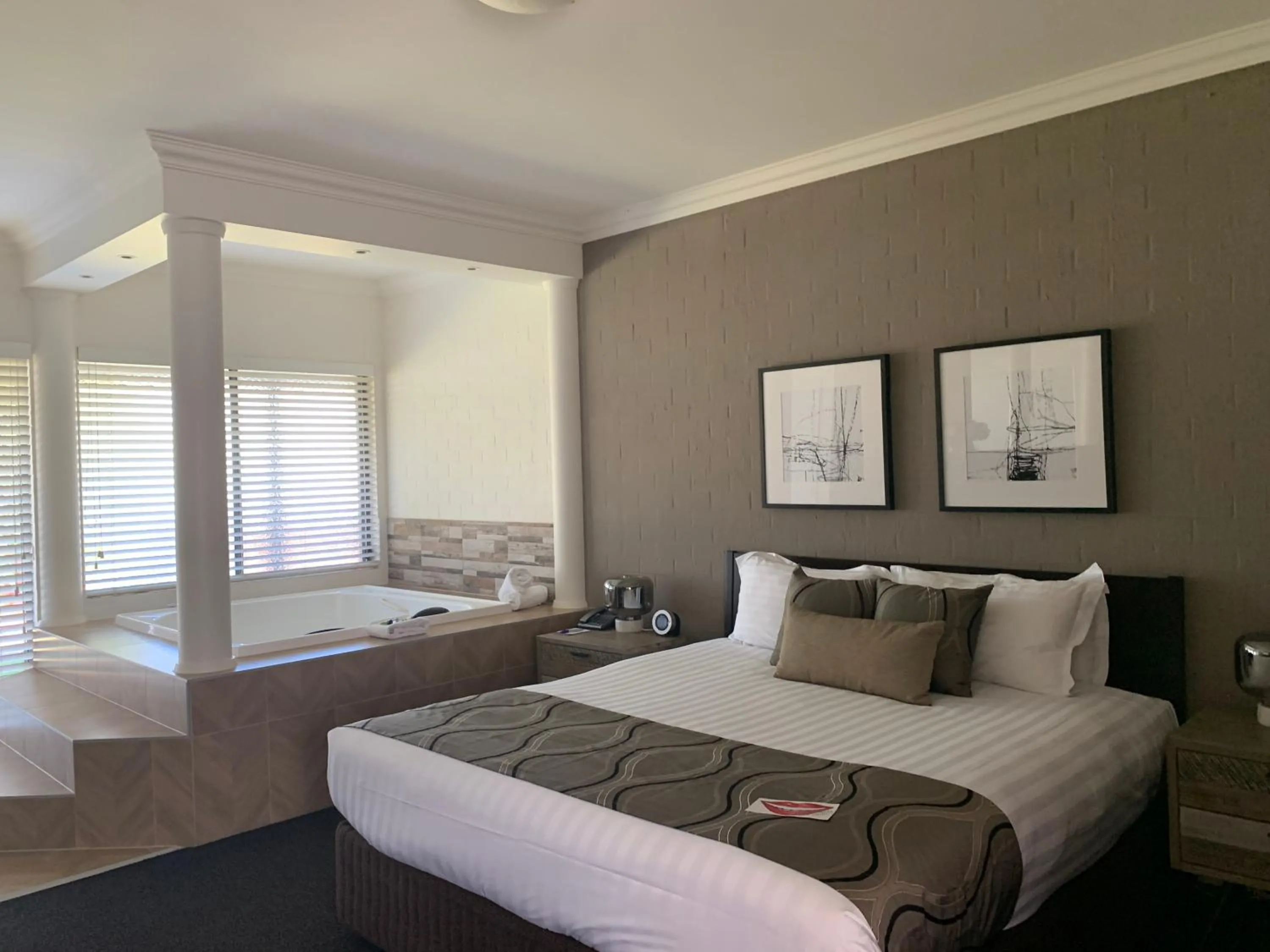 Bedroom, Bed in Blazing Stump Motel & Suites