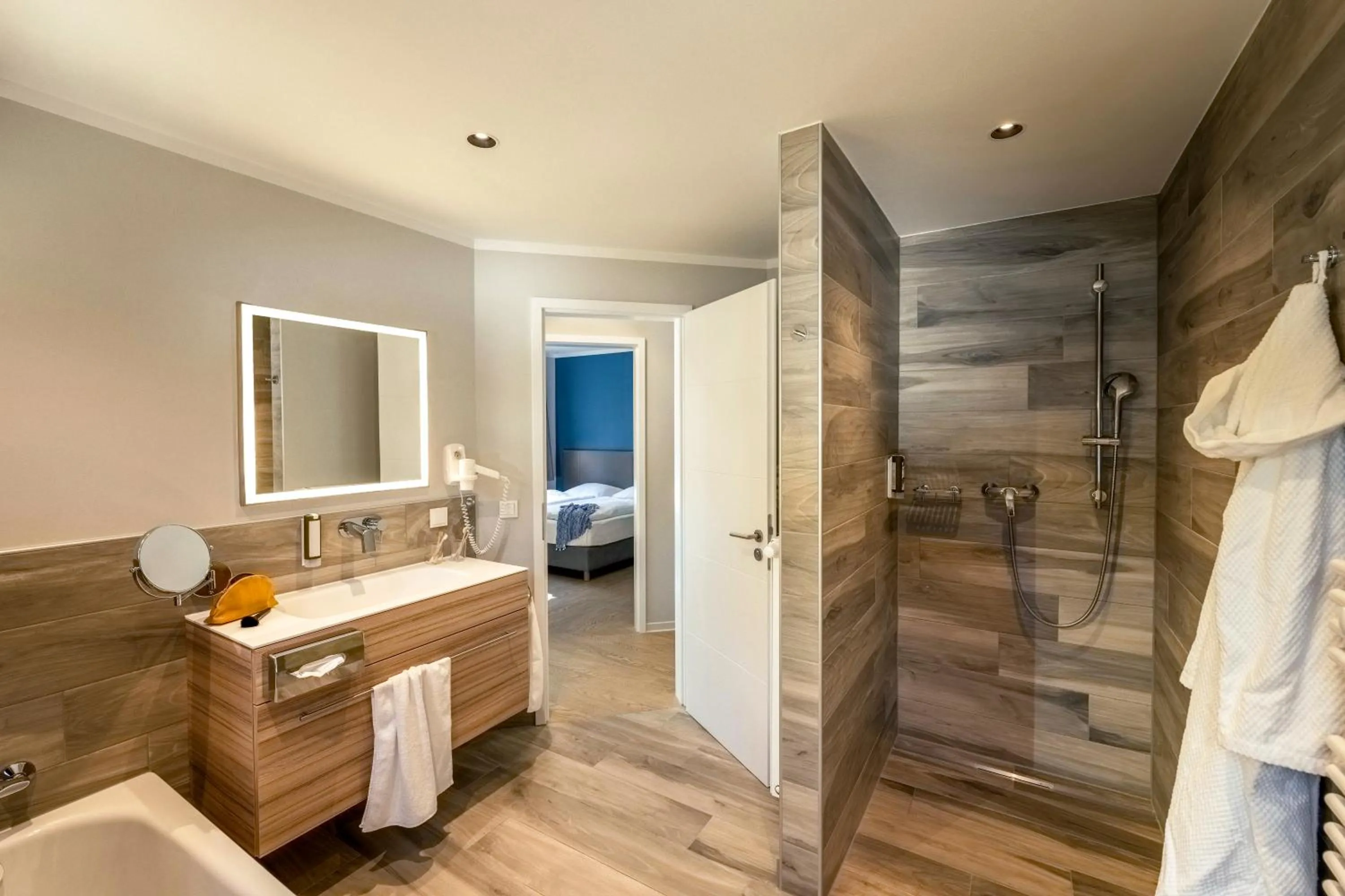 Bathroom, Bed in TUI SUNEO Kinderresort Ihr entspannter Familienurlaub mit Abenteuerspielplatz & der längsten Wasserrutsche im deutschen Teil der Insel Usedom