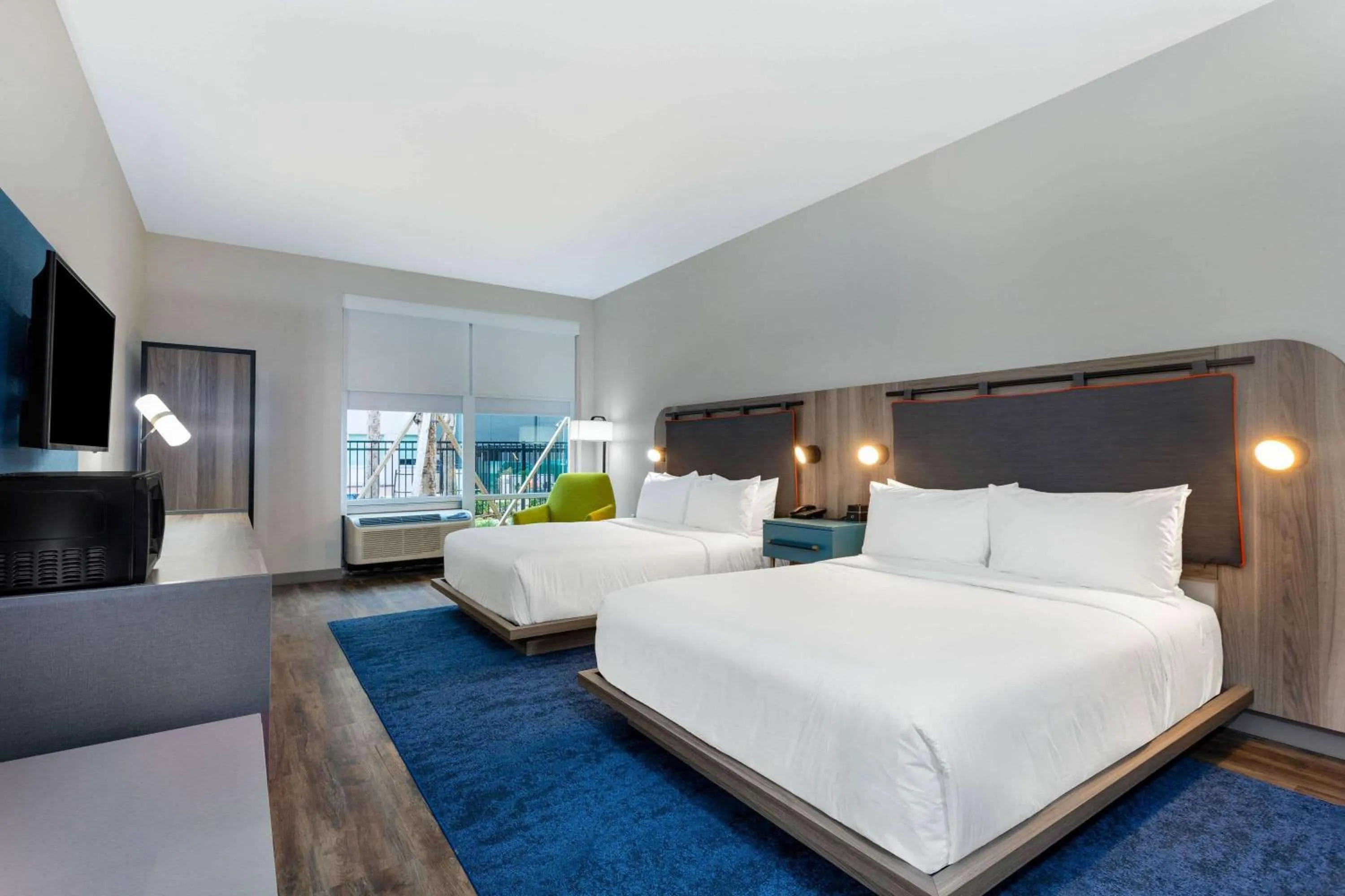Photo of the whole room, Bed in TRYP by Wyndham Orlando