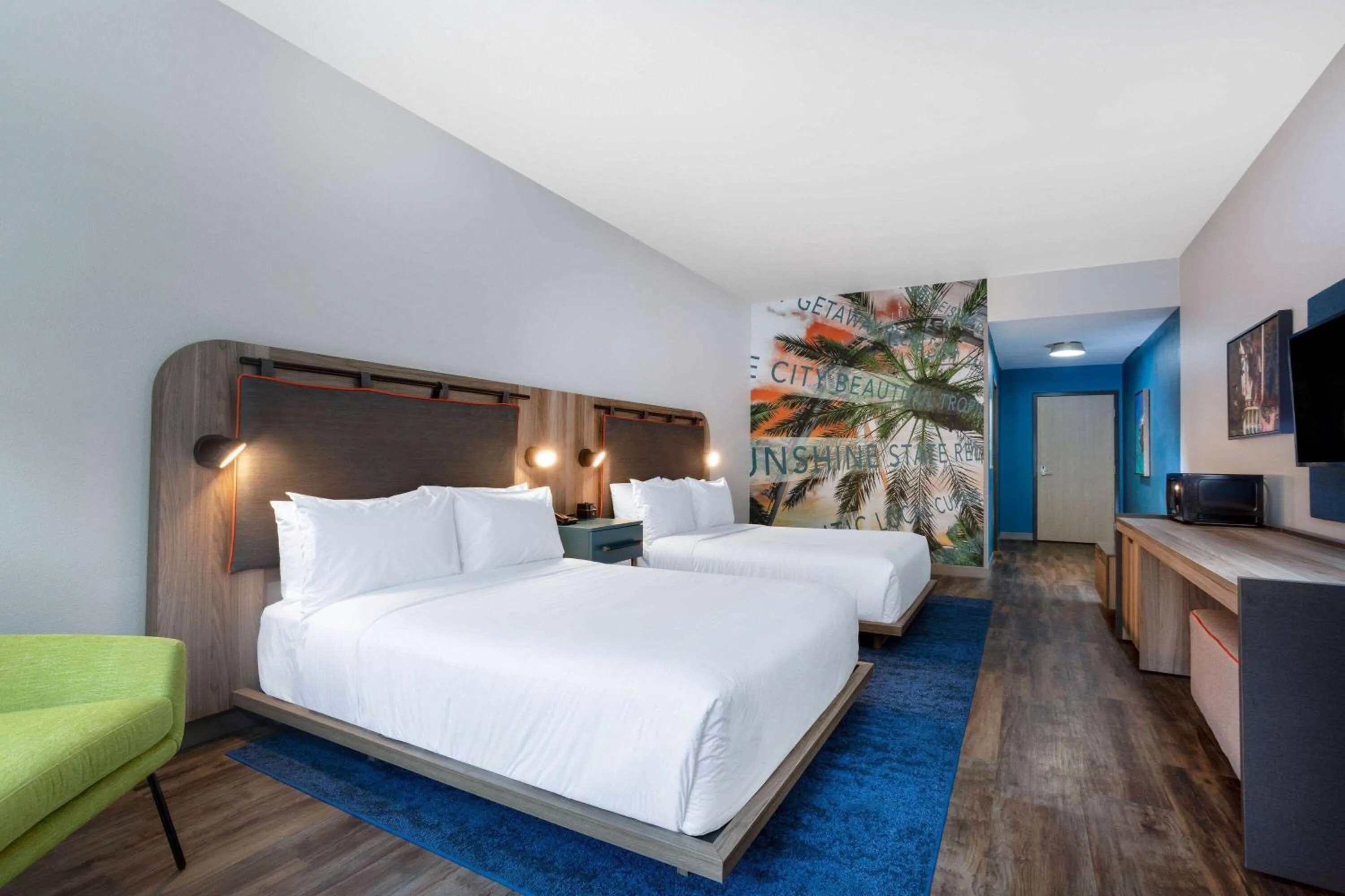Photo of the whole room, Bed in TRYP by Wyndham Orlando