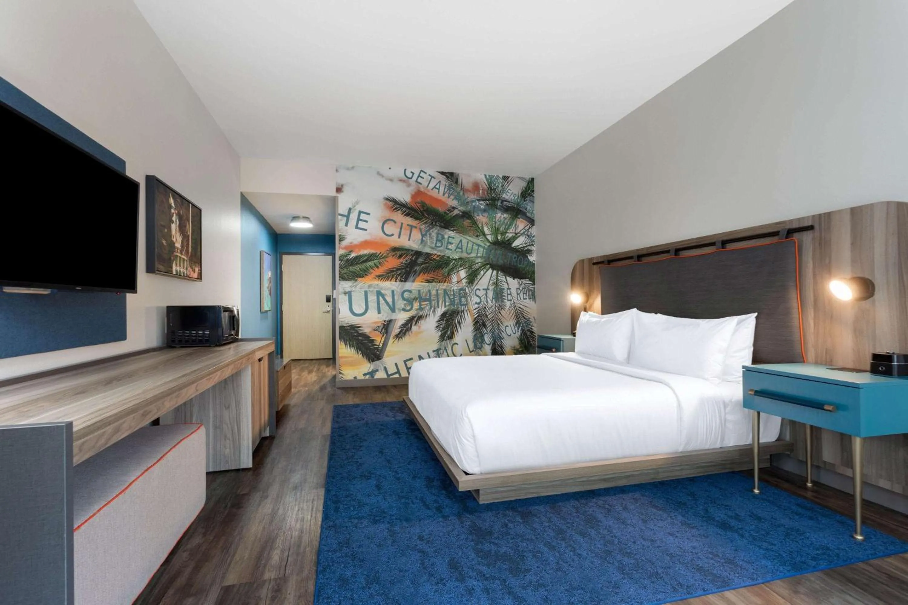 Photo of the whole room, Bed in TRYP by Wyndham Orlando
