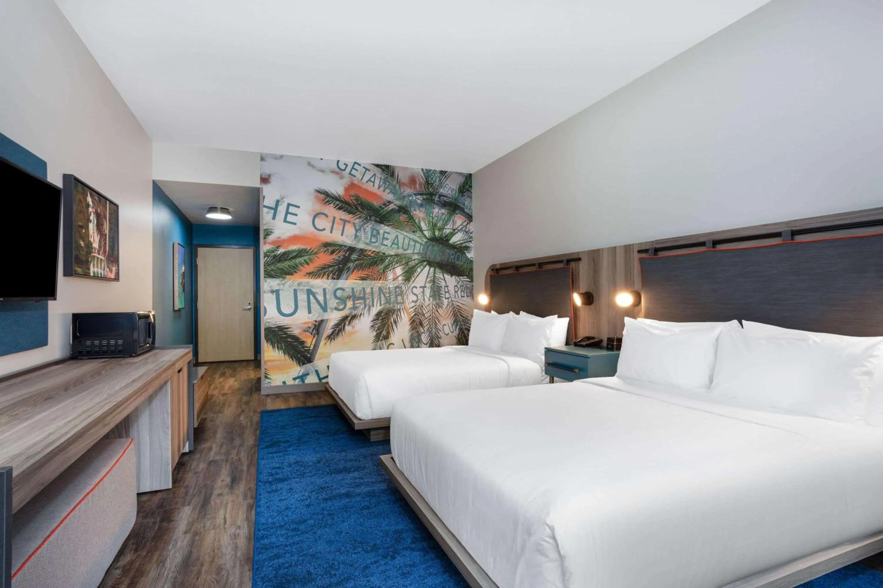 Photo of the whole room, Bed in TRYP by Wyndham Orlando