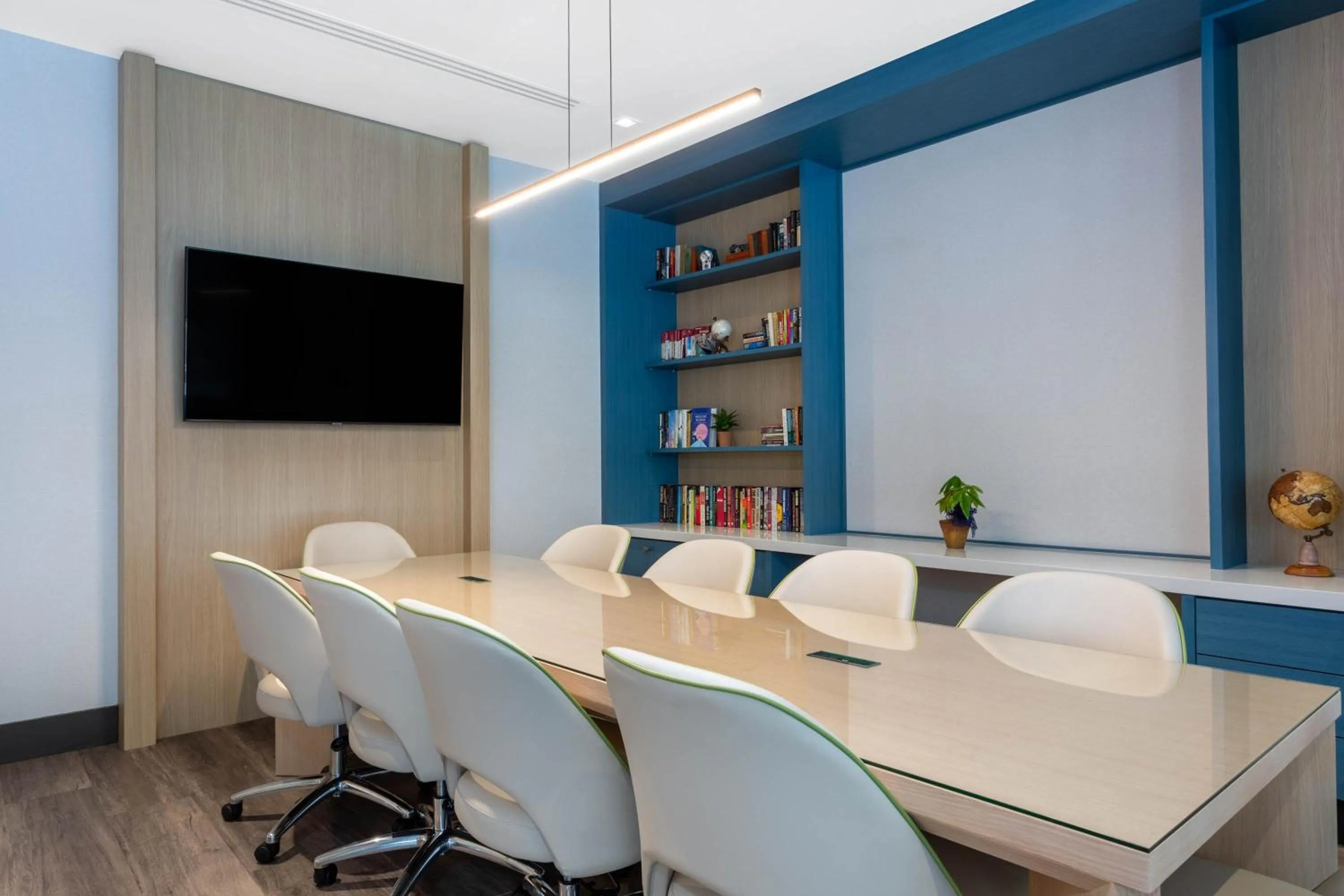 Library in TRYP by Wyndham Orlando