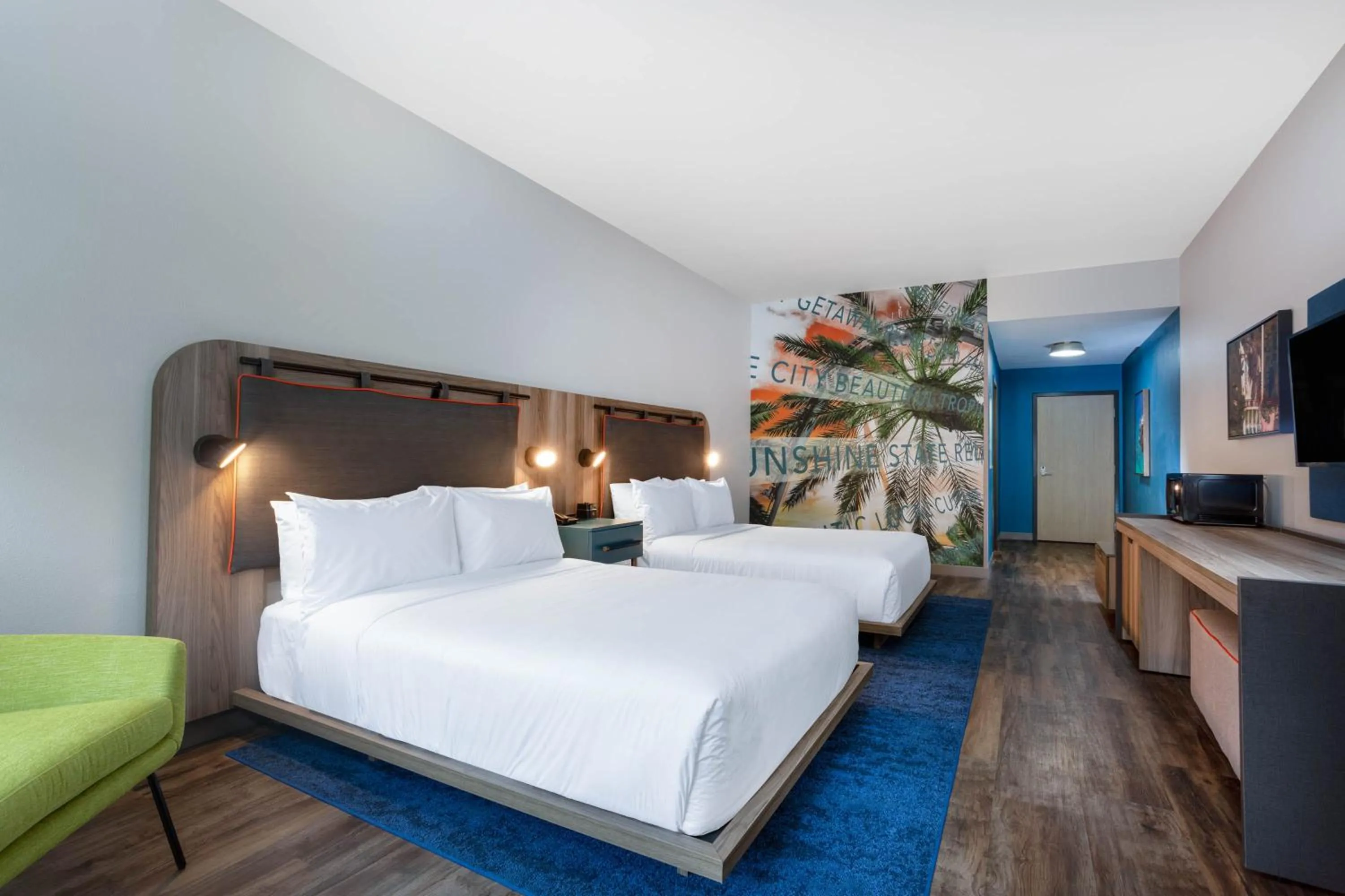 Photo of the whole room, Bed in TRYP by Wyndham Orlando
