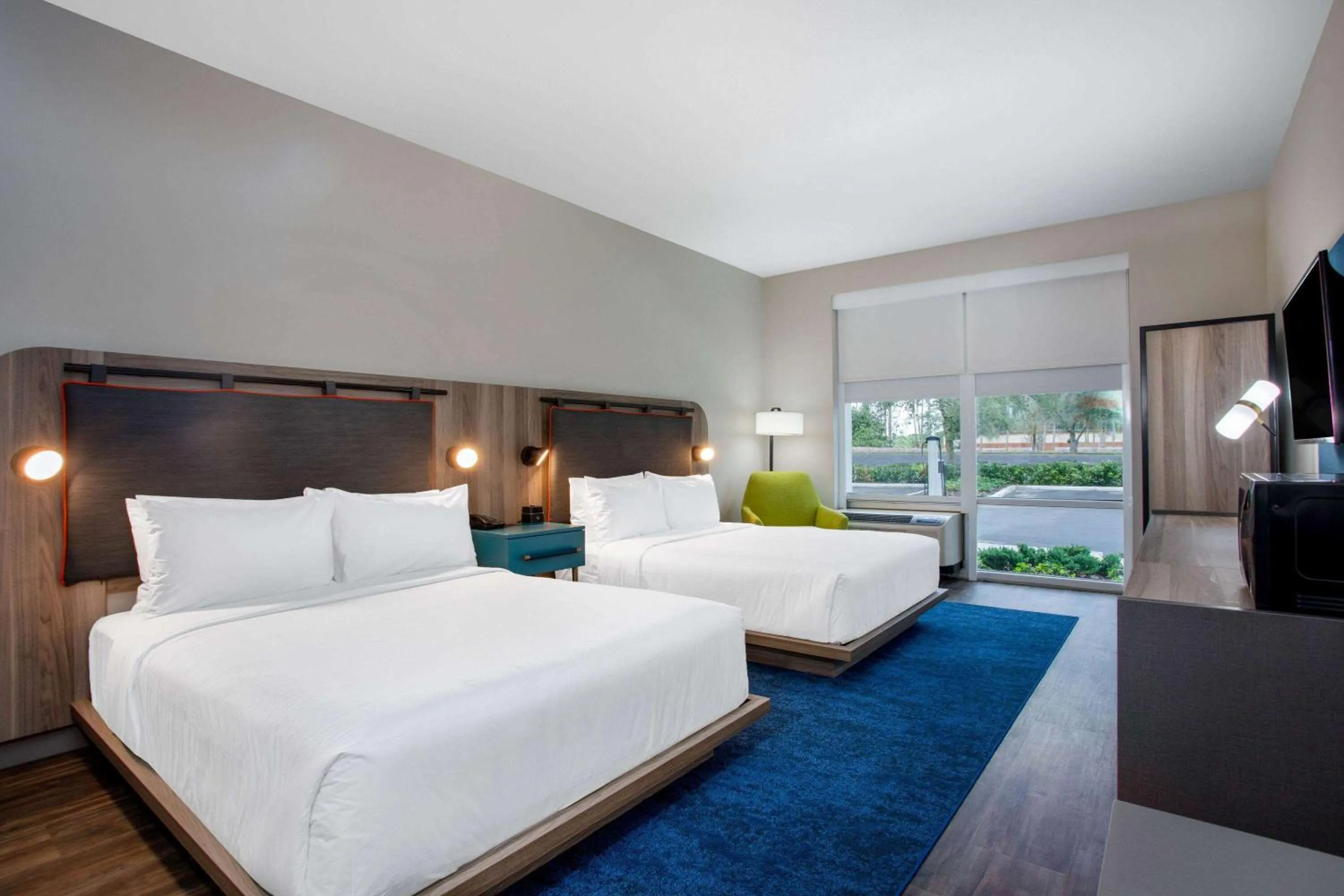 Photo of the whole room, Bed in TRYP by Wyndham Orlando