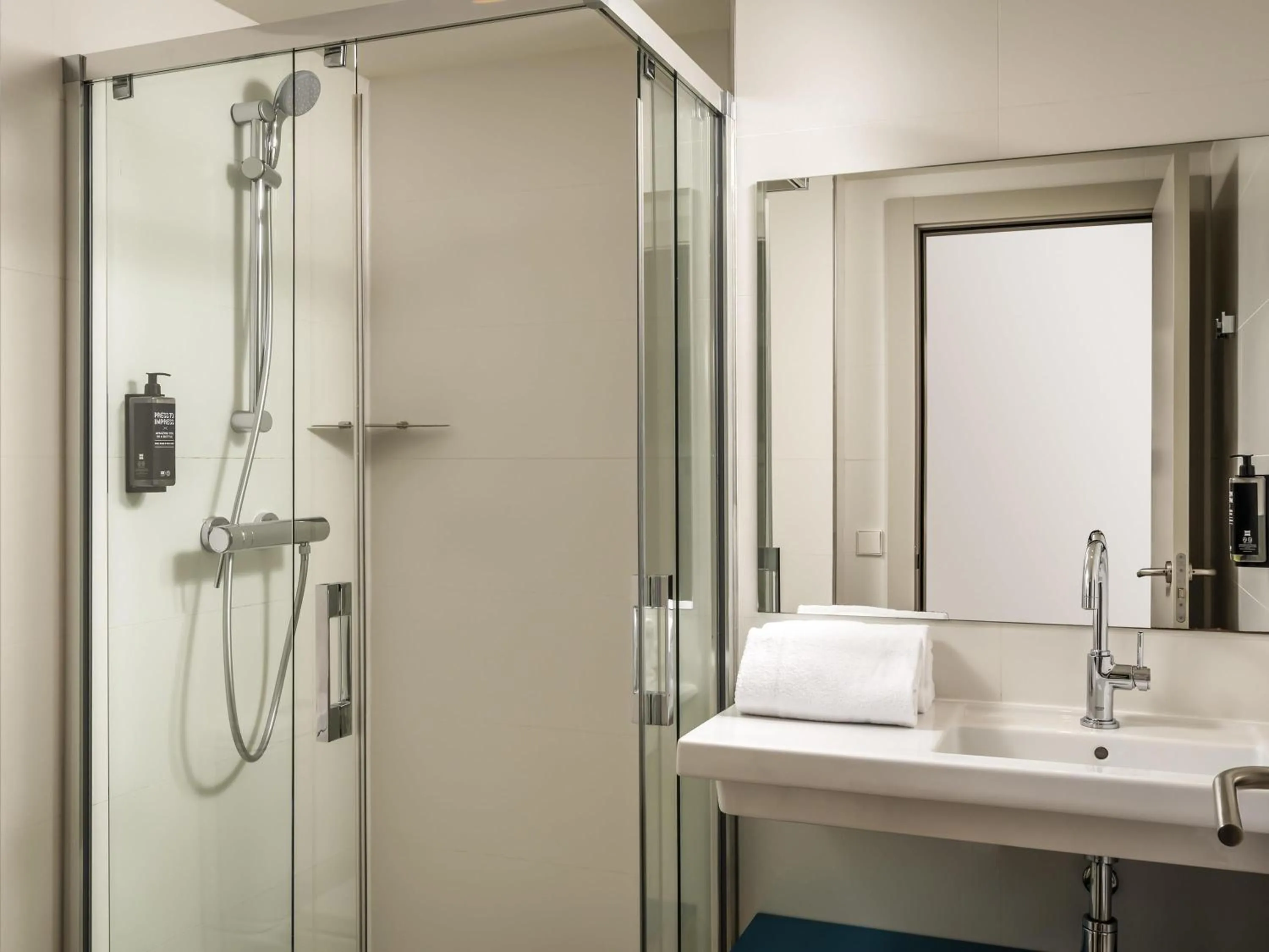 Bedroom in ibis Styles Barcelona Centre