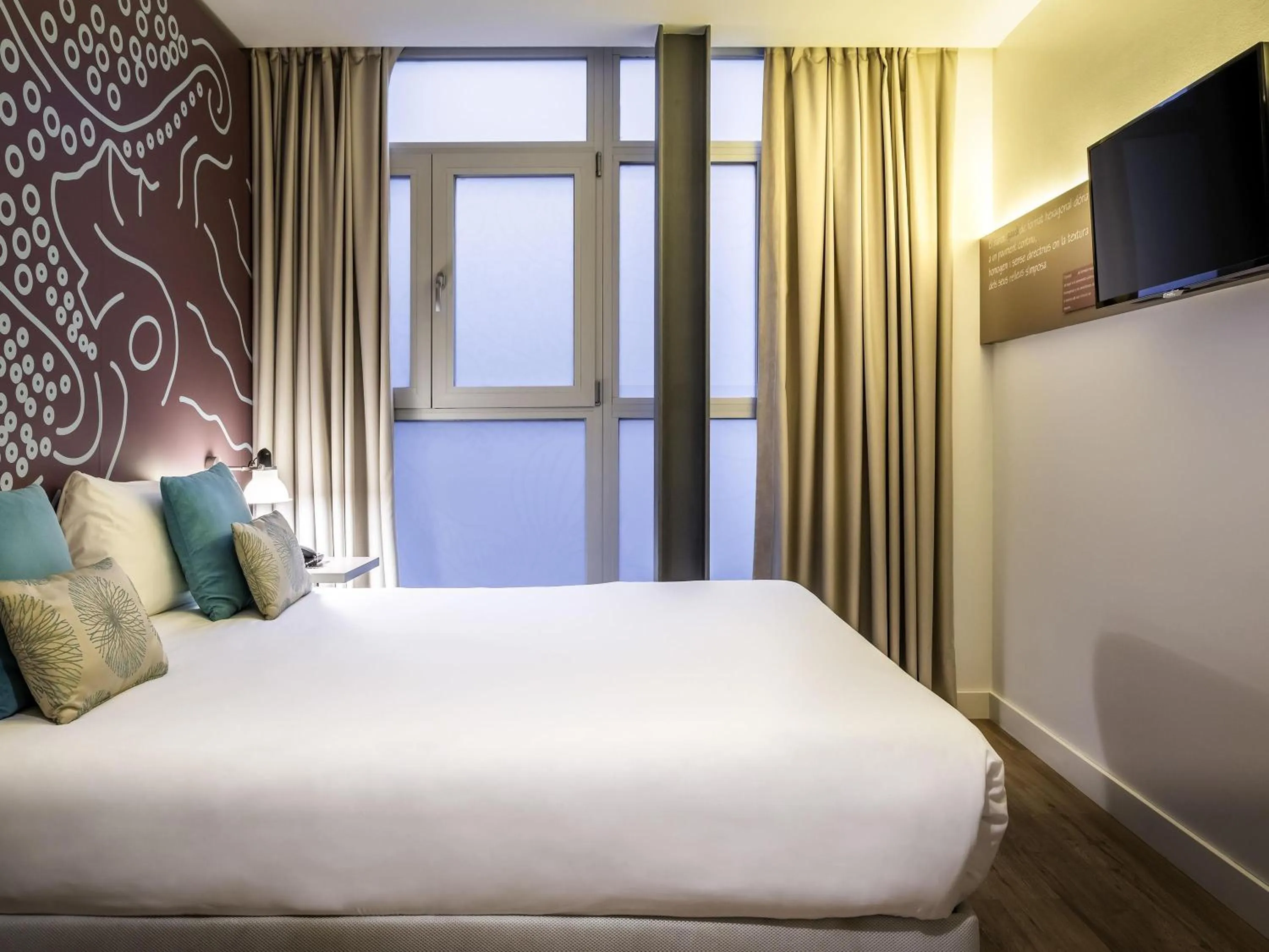 Bedroom, Bed in ibis Styles Barcelona Centre