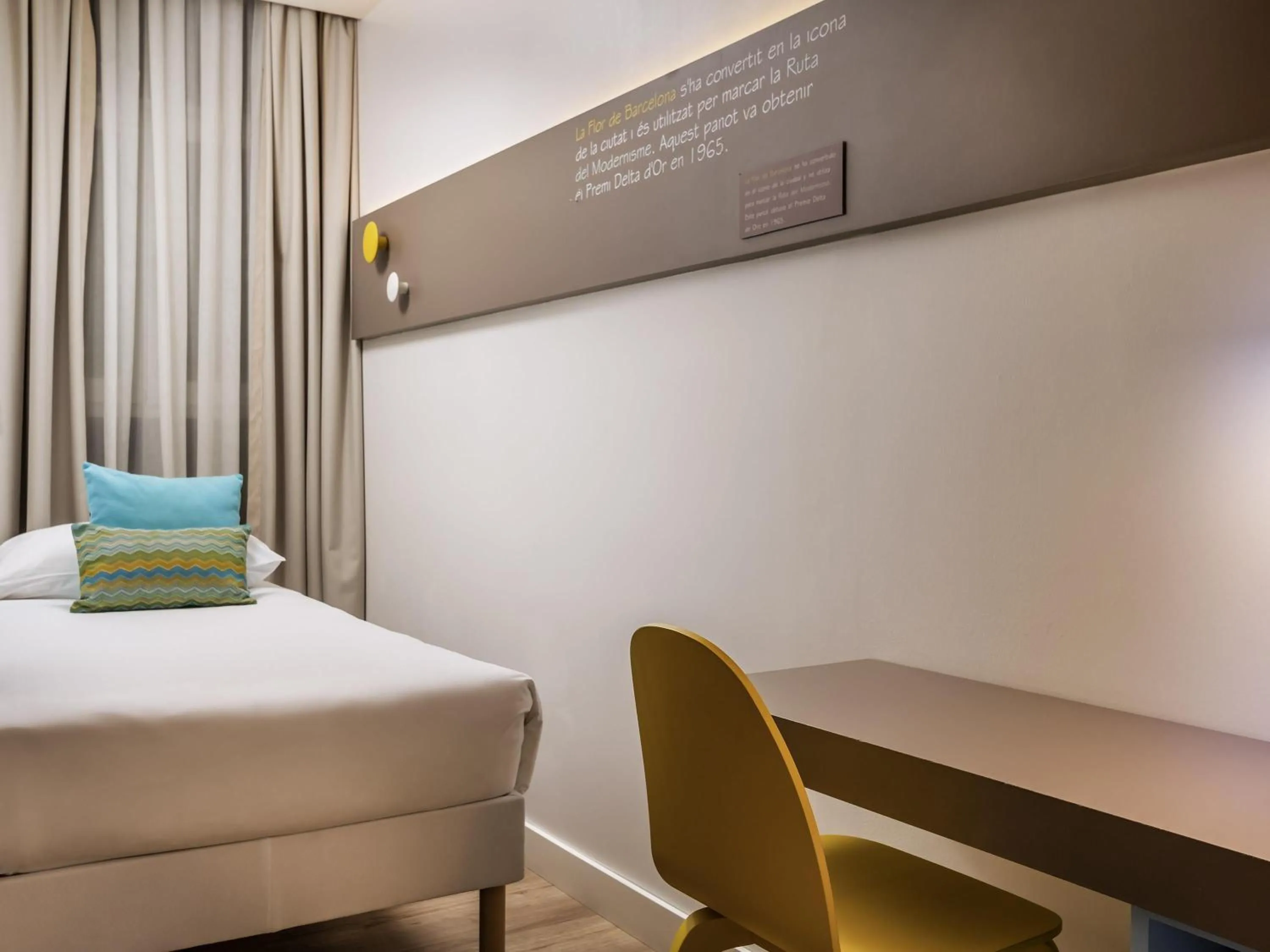 Bedroom, Bed in ibis Styles Barcelona Centre