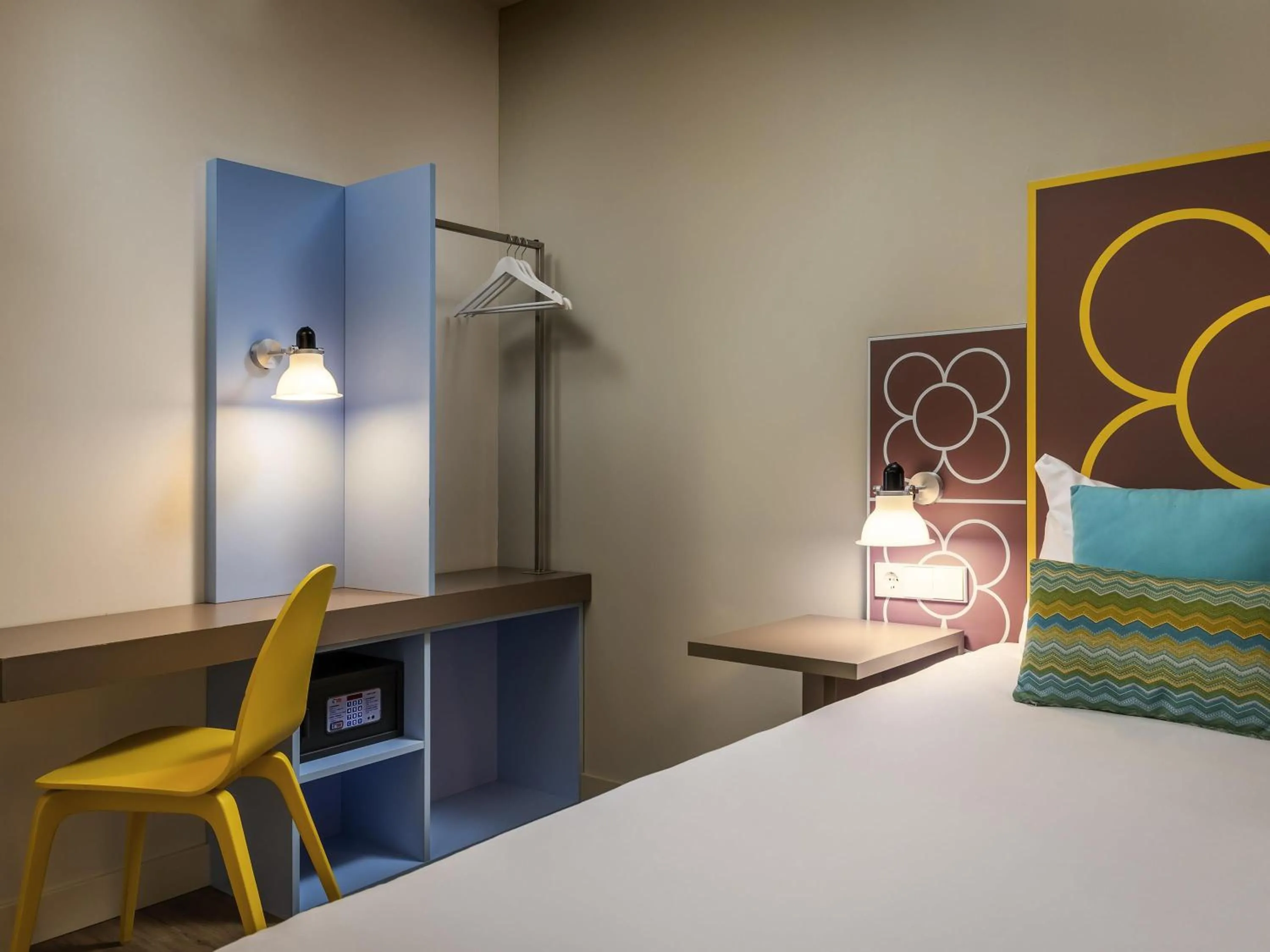 Bedroom, Bed in ibis Styles Barcelona Centre