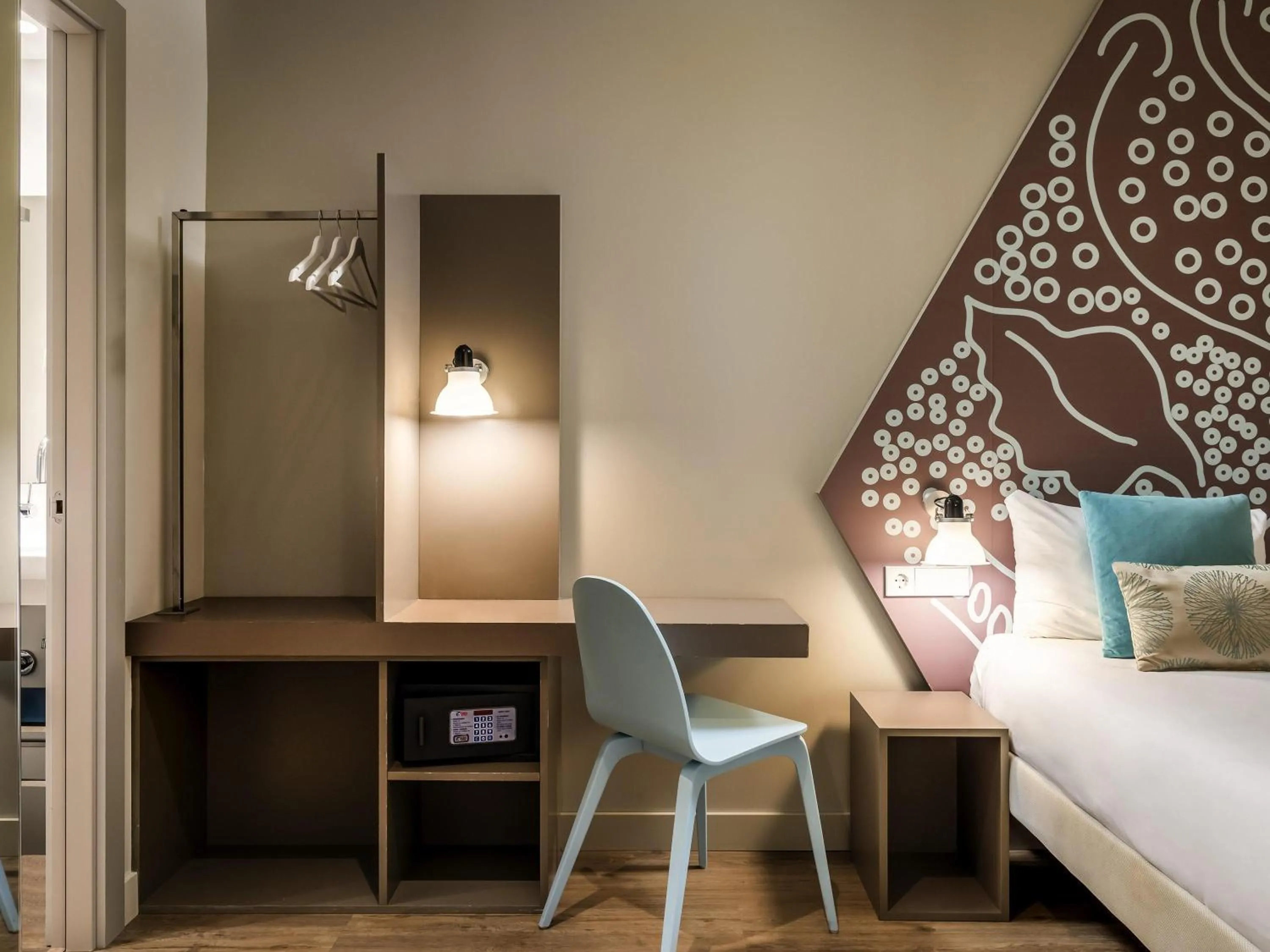 Bedroom, Bed in ibis Styles Barcelona Centre