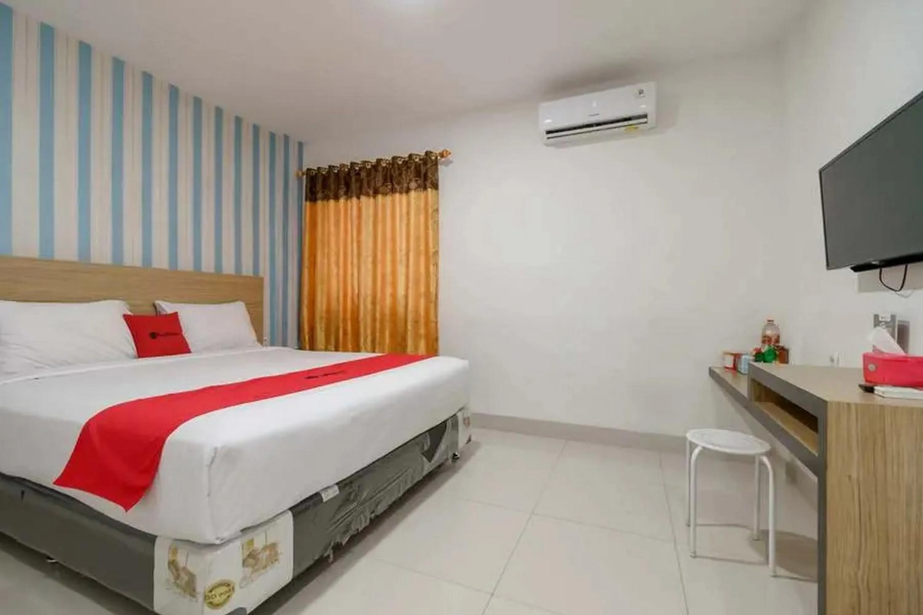 Bedroom, Bed in RedDoorz Plus @ Cemara Asri Medan
