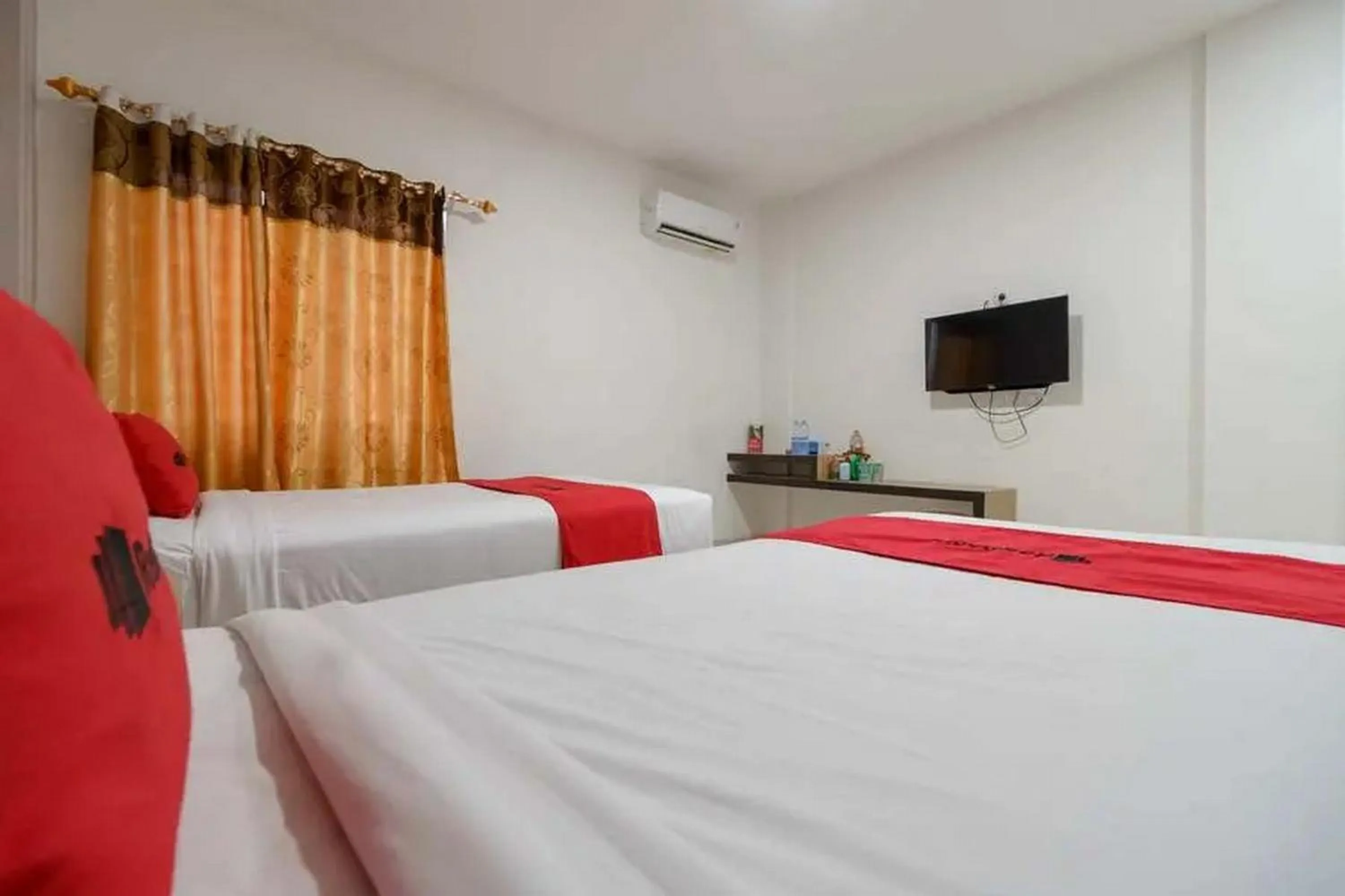 Bedroom, Bed in RedDoorz Plus @ Cemara Asri Medan