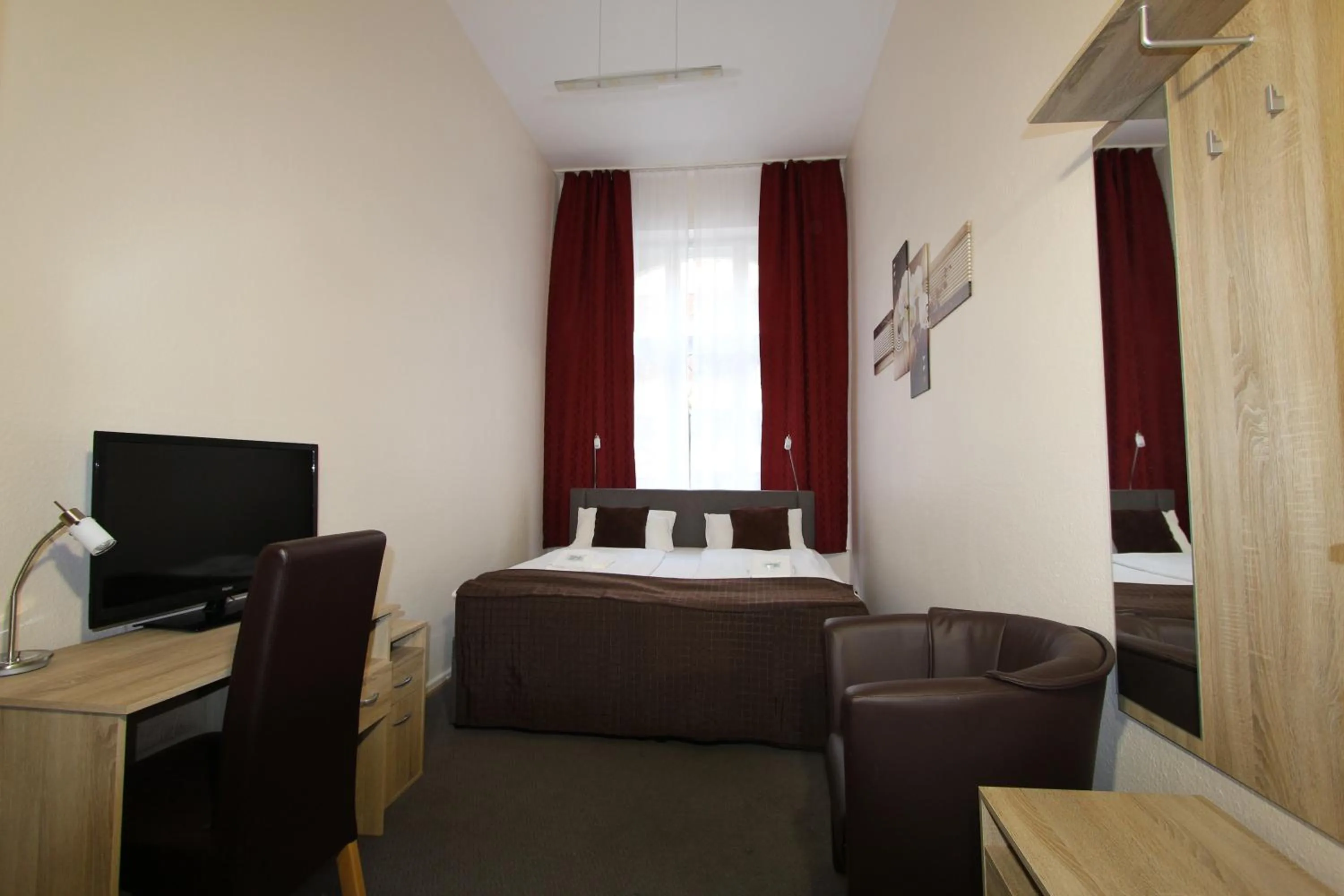 Photo of the whole room, Bed in Hotel Elegia am Kurfürstendamm