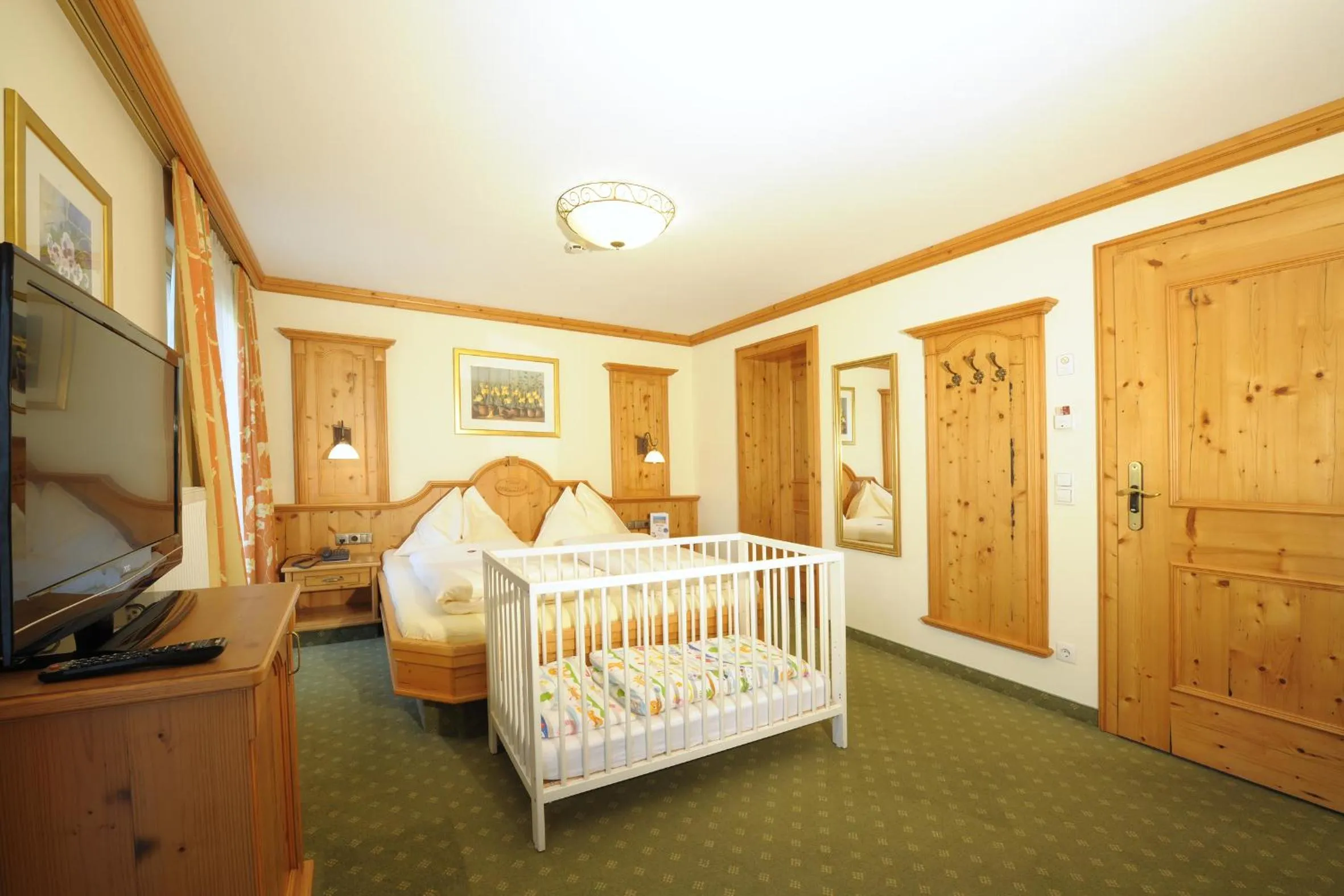 Photo of the whole room, Bed in Hotel Garni Alpenland