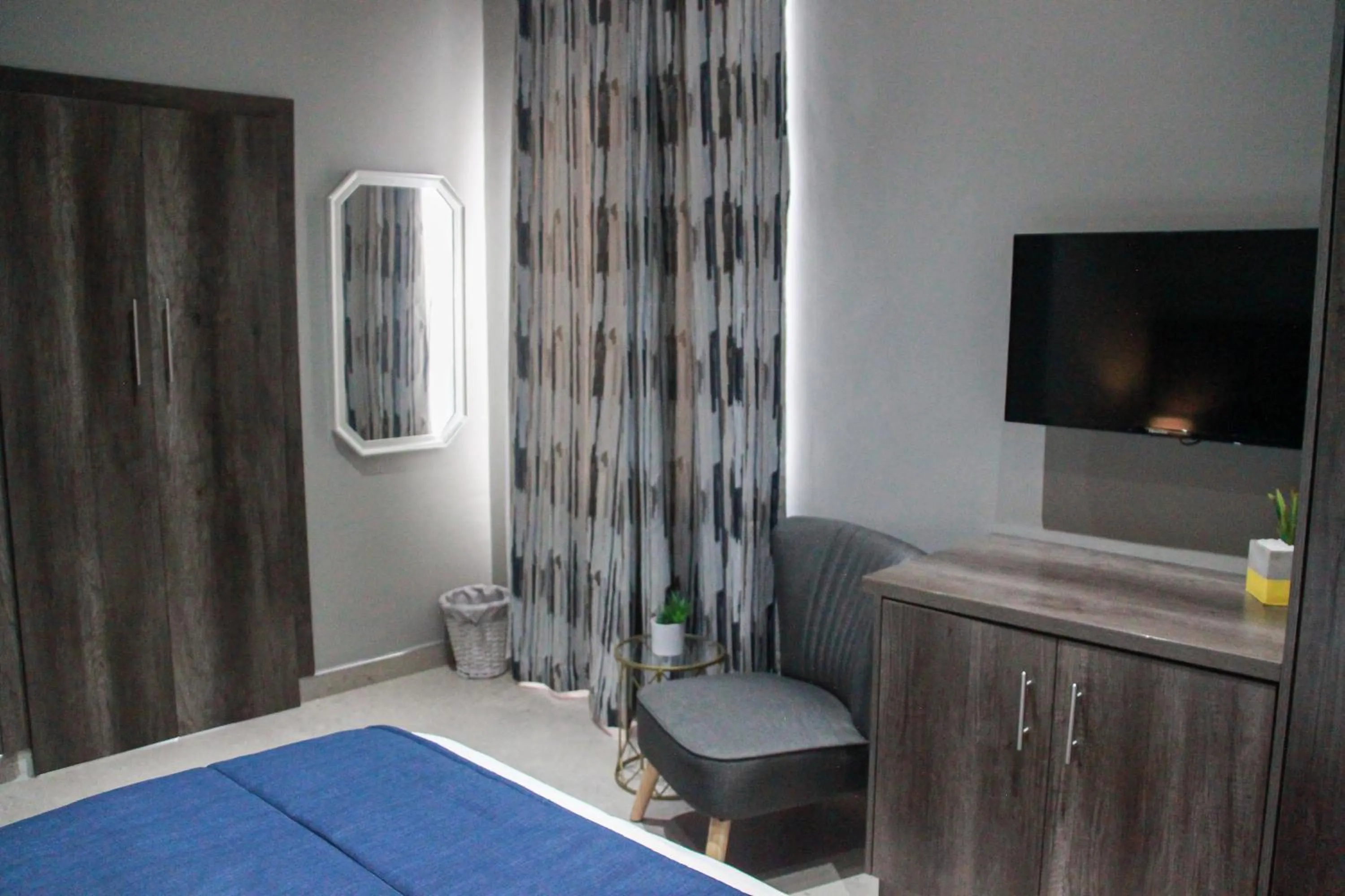 TV and multimedia, Bed in The Cato Suites Hotel