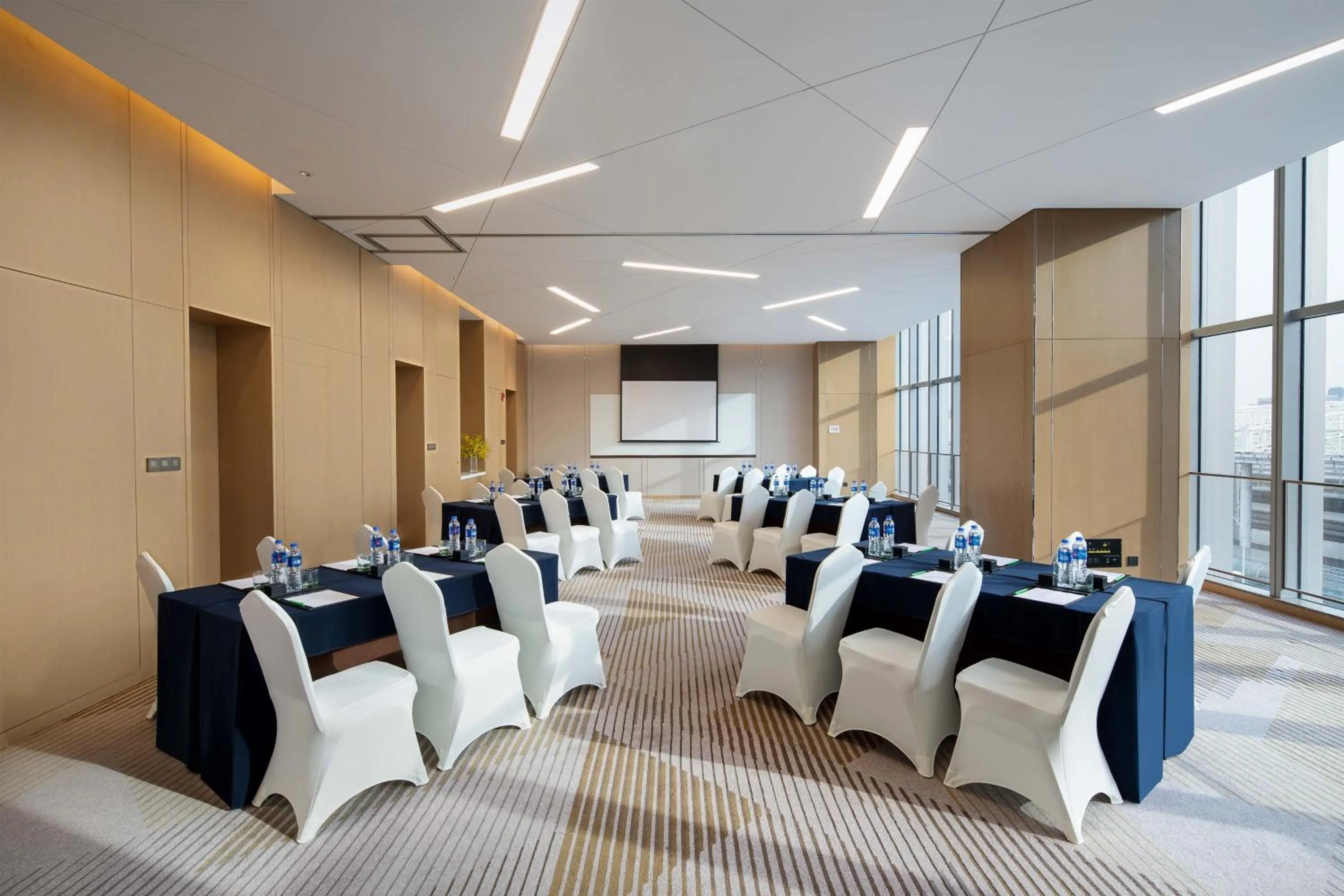 Meeting/conference room in Holiday Inn Wuxi Central Station by IHG