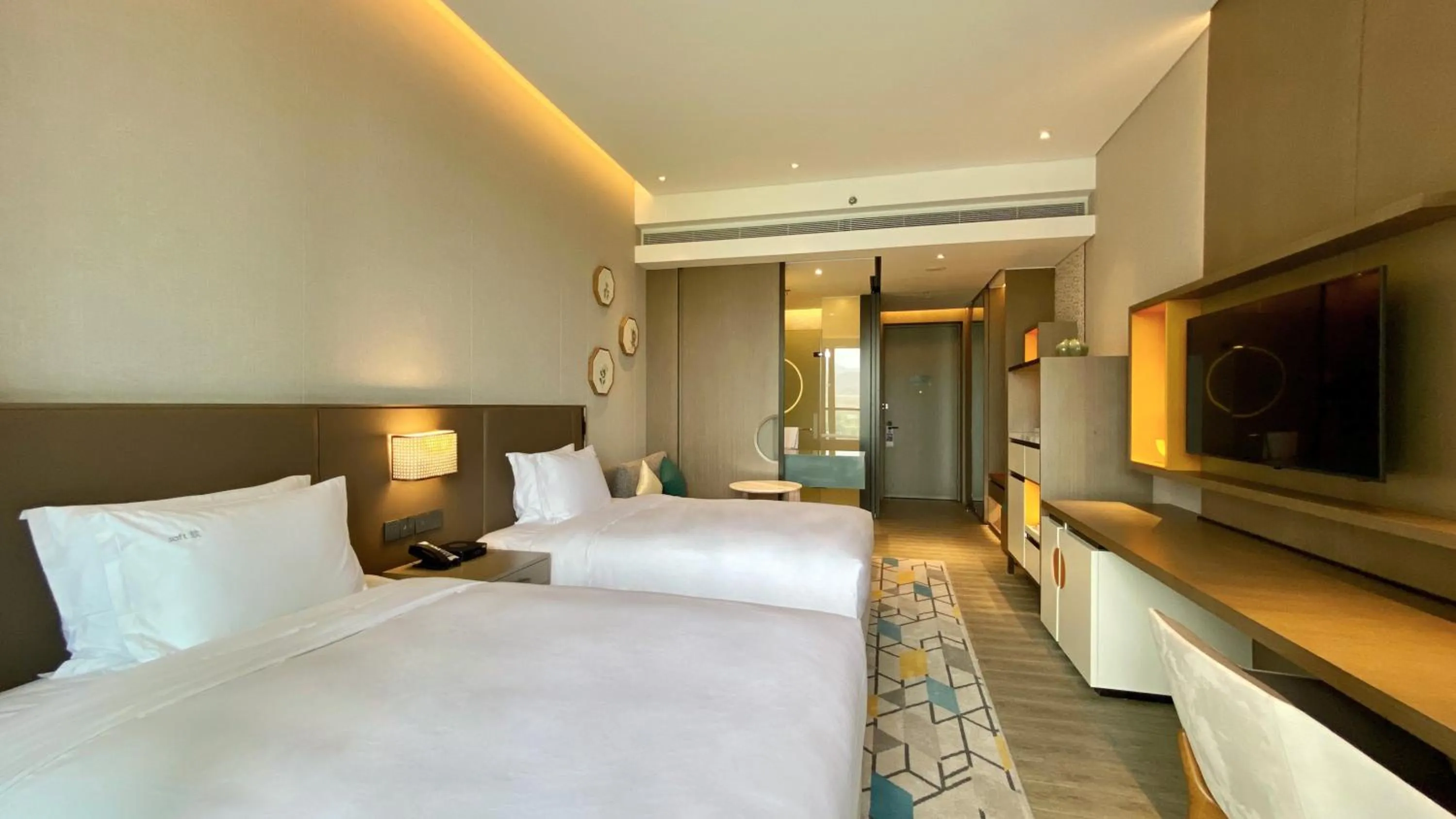 Photo of the whole room, Bed in Holiday Inn Resort Maoshan Hot-Spring by IHG