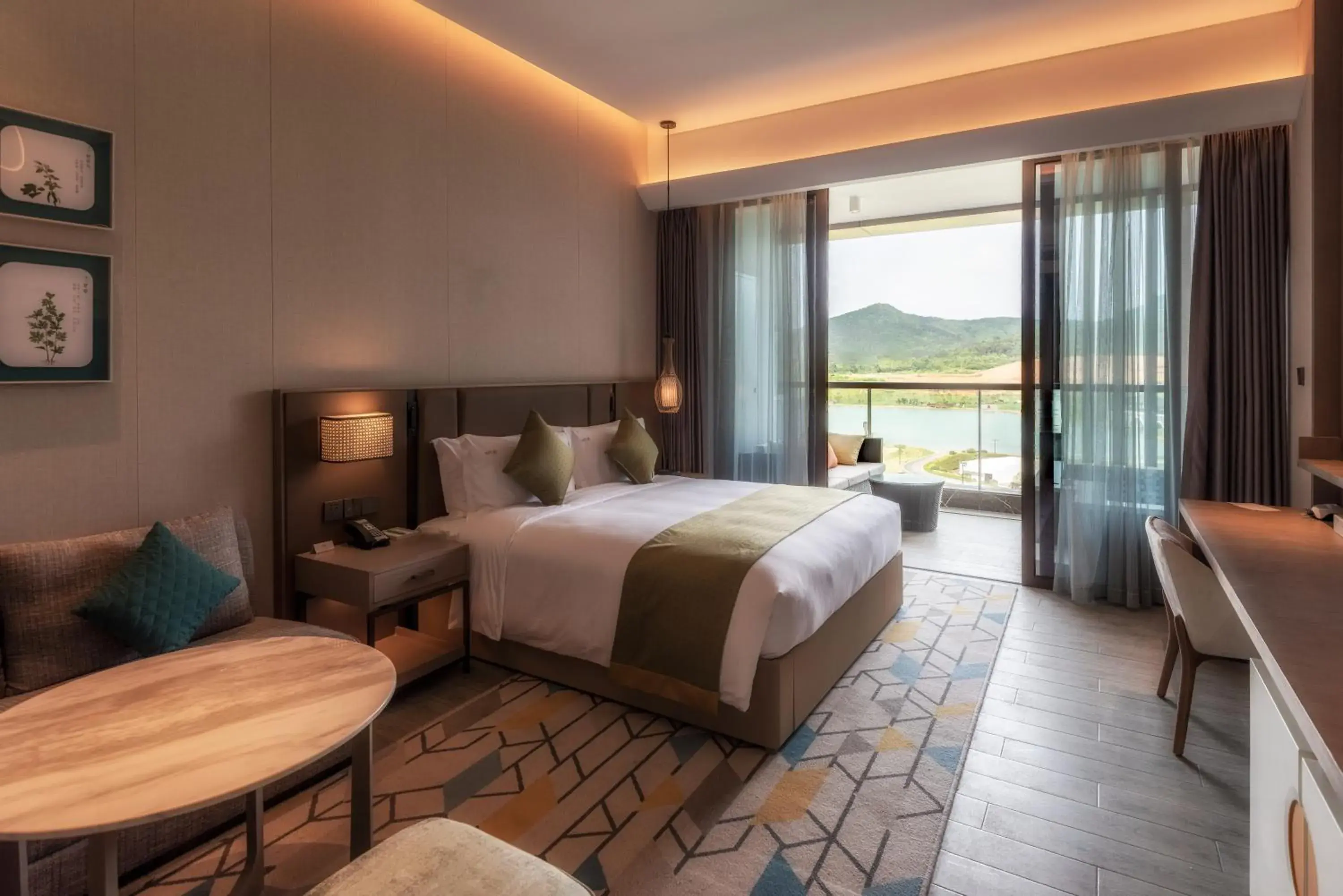Standard King Room with Lake View in Holiday Inn Resort Maoshan Hot-Spring by IHG Standard King Room with Lake View in Holiday Inn Resort Maoshan Hot-Spring by IHG