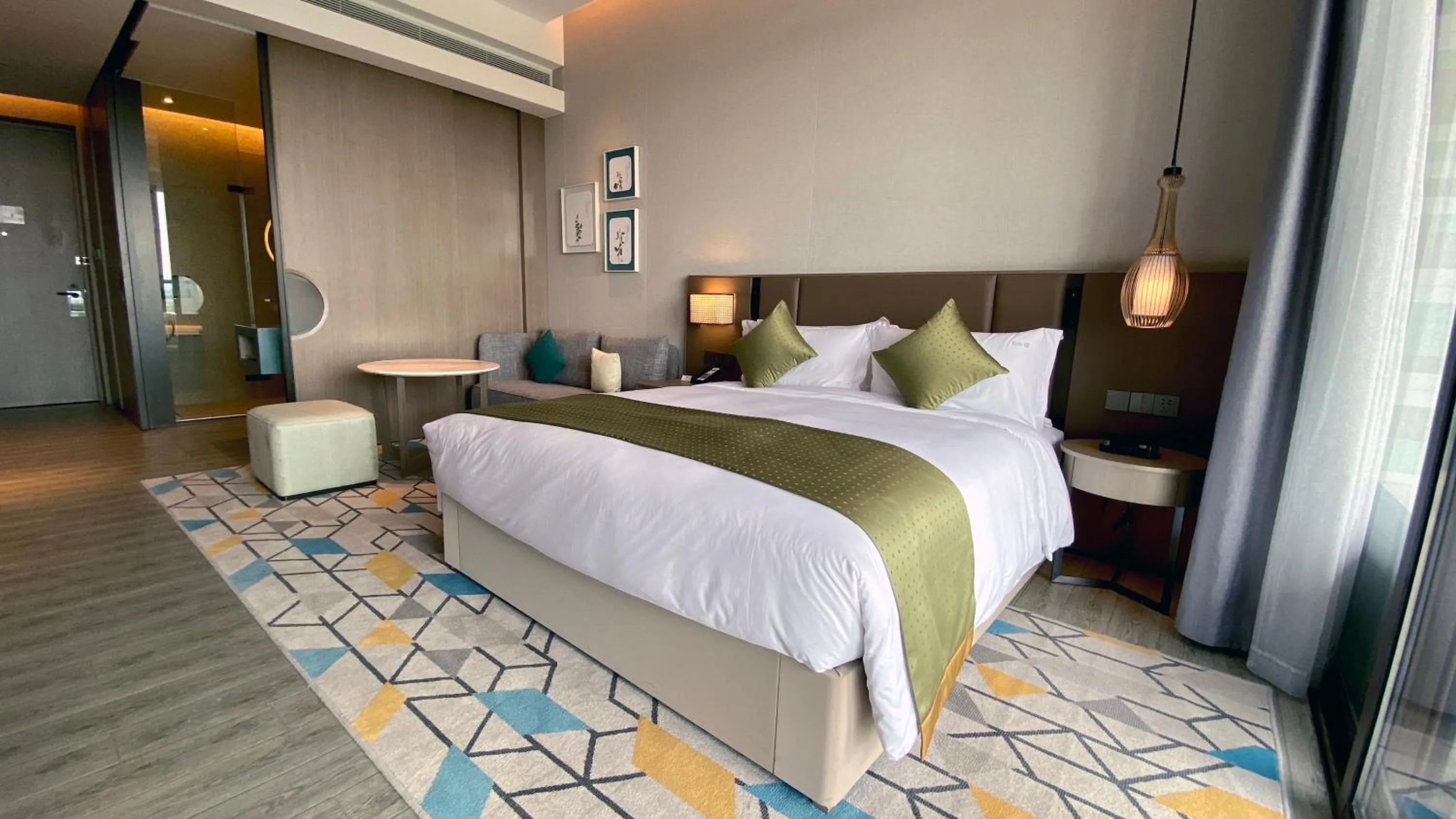 Photo of the whole room, Bed in Holiday Inn Resort Maoshan Hot-Spring by IHG