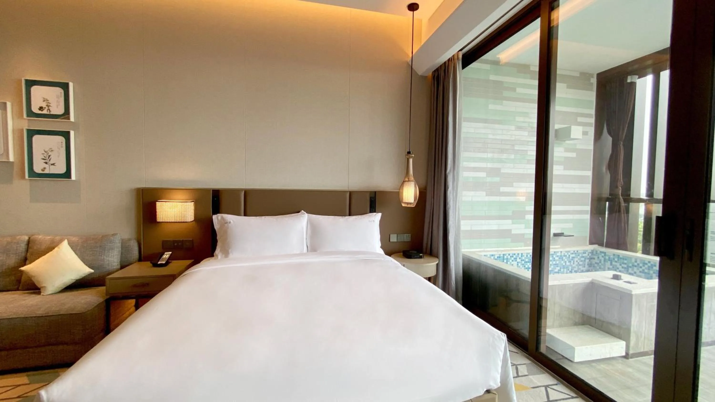 Photo of the whole room, Bed in Holiday Inn Resort Maoshan Hot-Spring by IHG