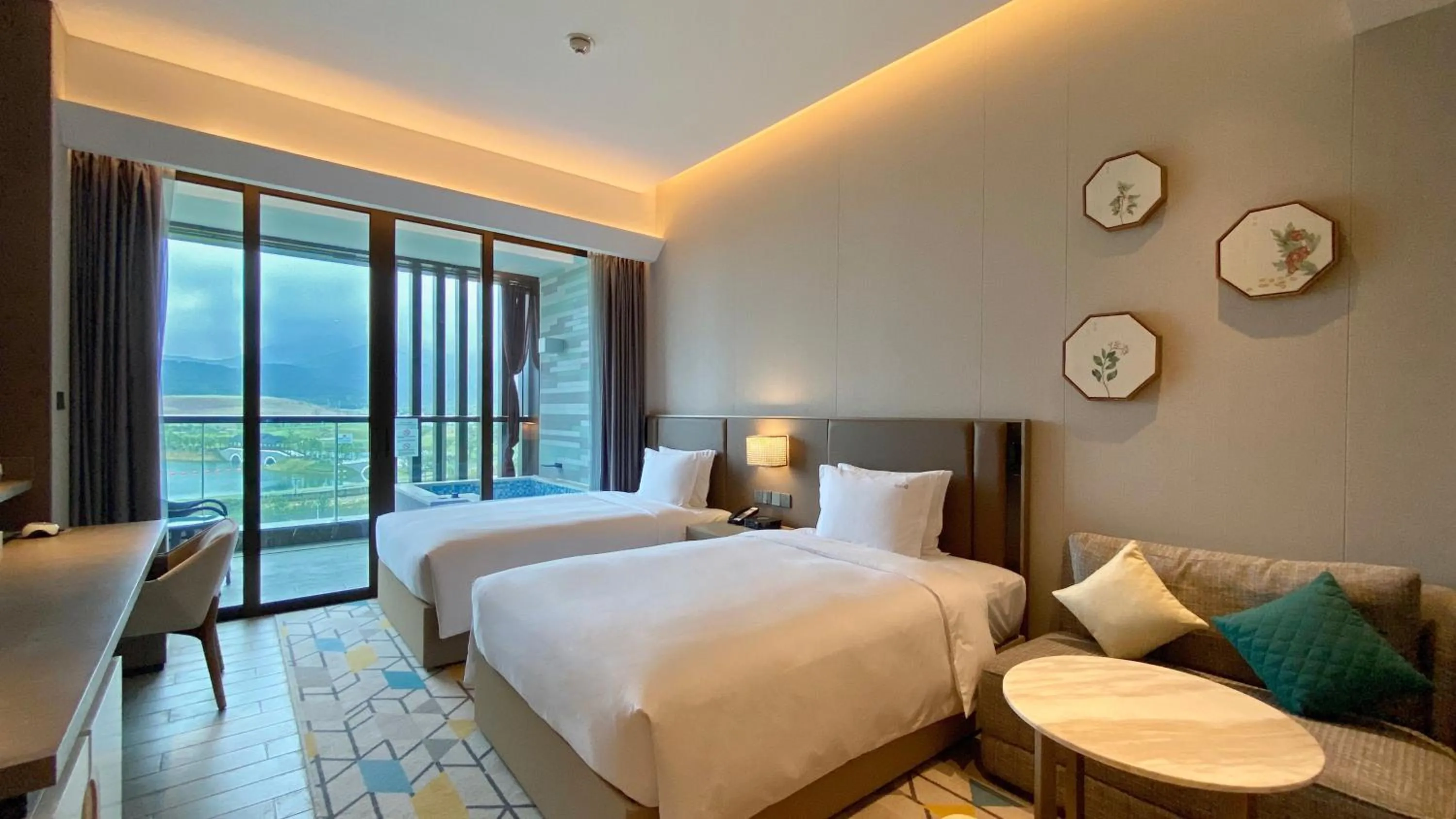 Photo of the whole room, Bed in Holiday Inn Resort Maoshan Hot-Spring by IHG
