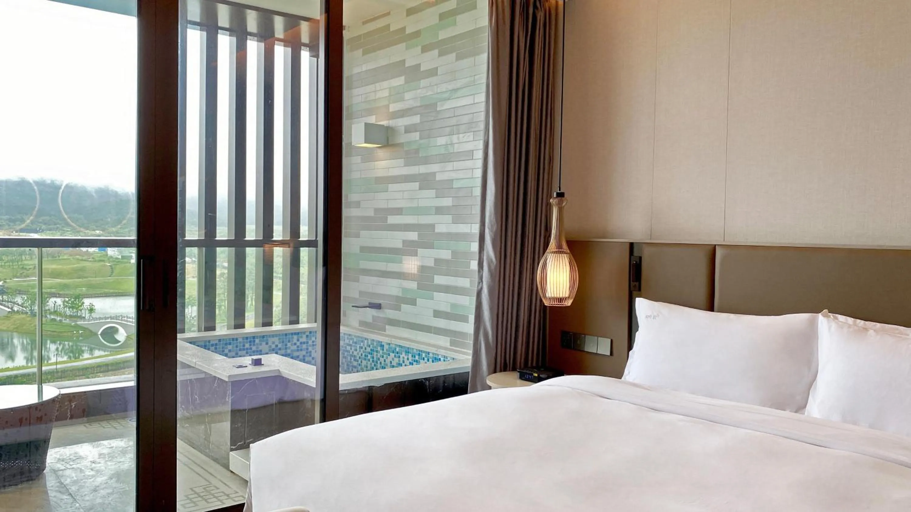 Photo of the whole room, Bed in Holiday Inn Resort Maoshan Hot-Spring by IHG