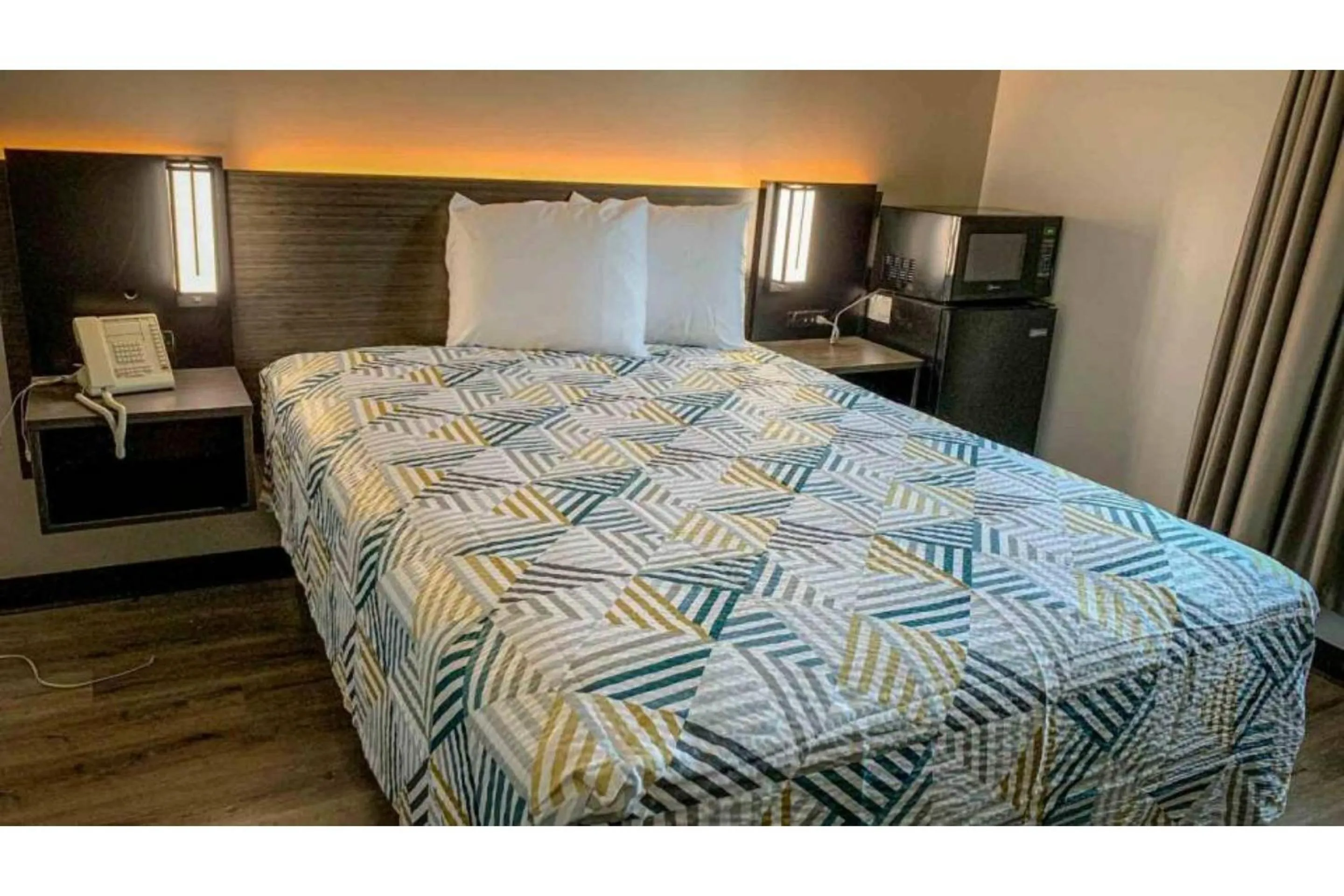 Bathroom, Bed in Motel 6 Rockford, Il