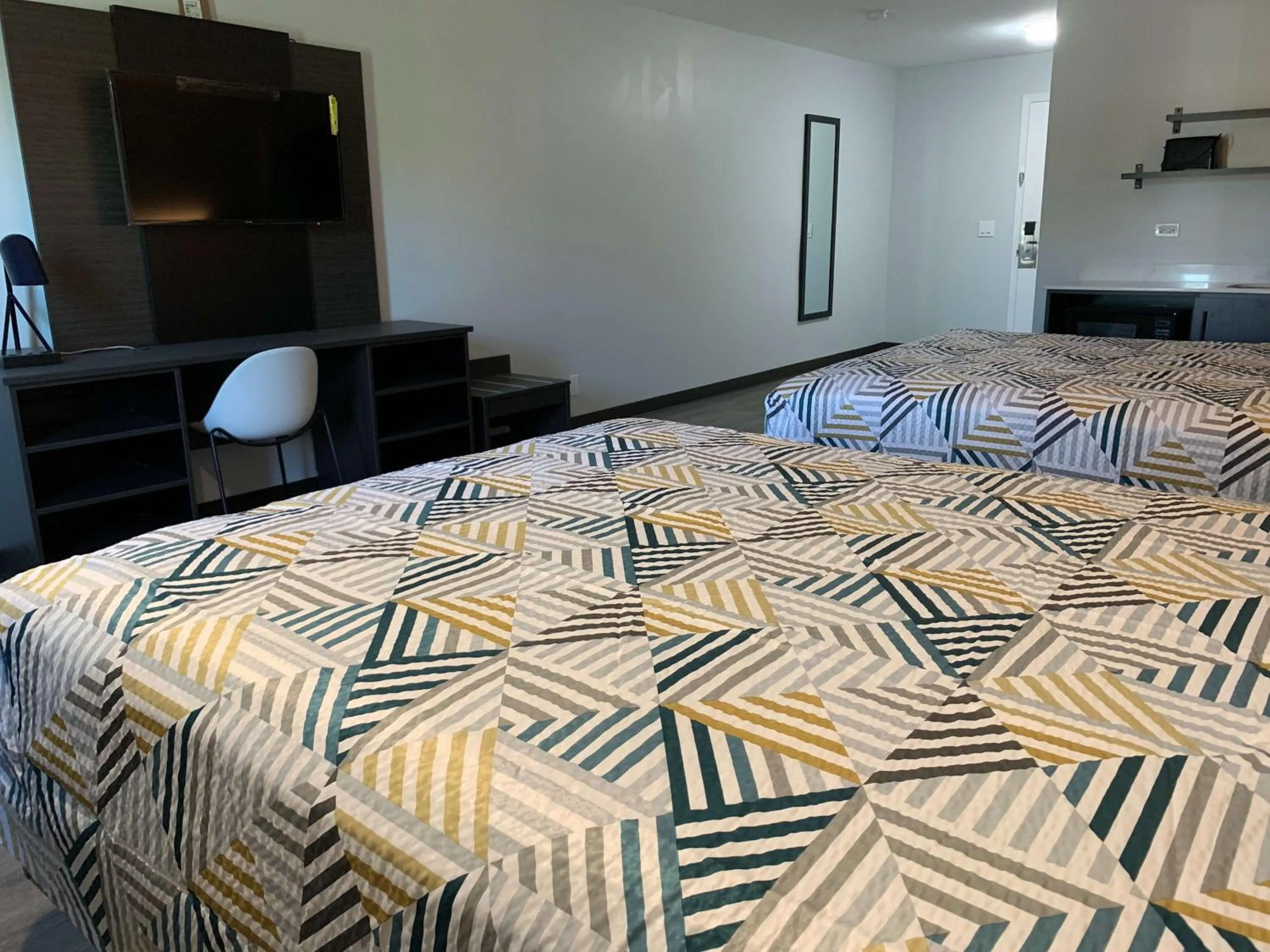 Photo of the whole room, Bed in Motel 6 Rockford, Il