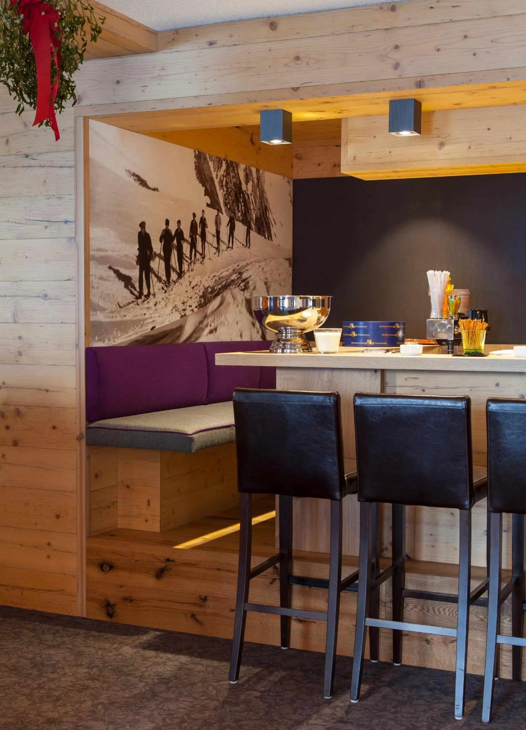 Lounge or bar in Hotel Enzian by Alpeffect Hotels