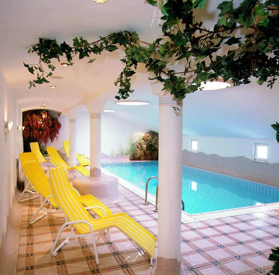 Swimming pool in Hotel Enzian by Alpeffect Hotels