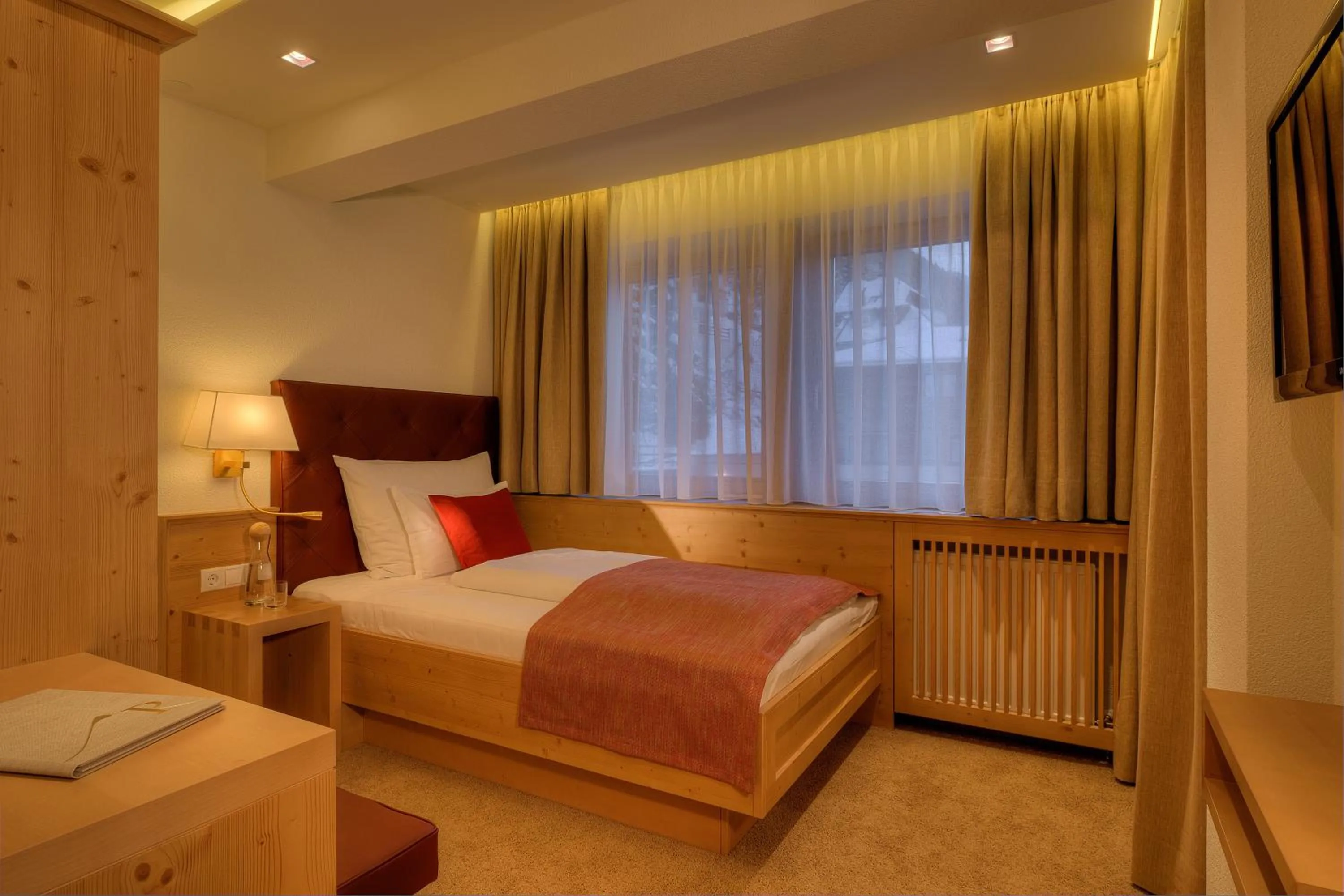 Photo of the whole room, Bed in Hotel Palin