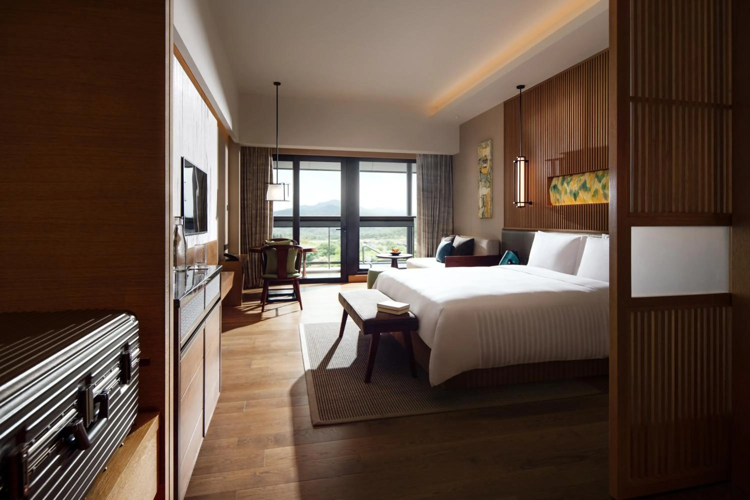 Bed in New World Qingyuan Hotel -formerly KHOS QINGYUAN