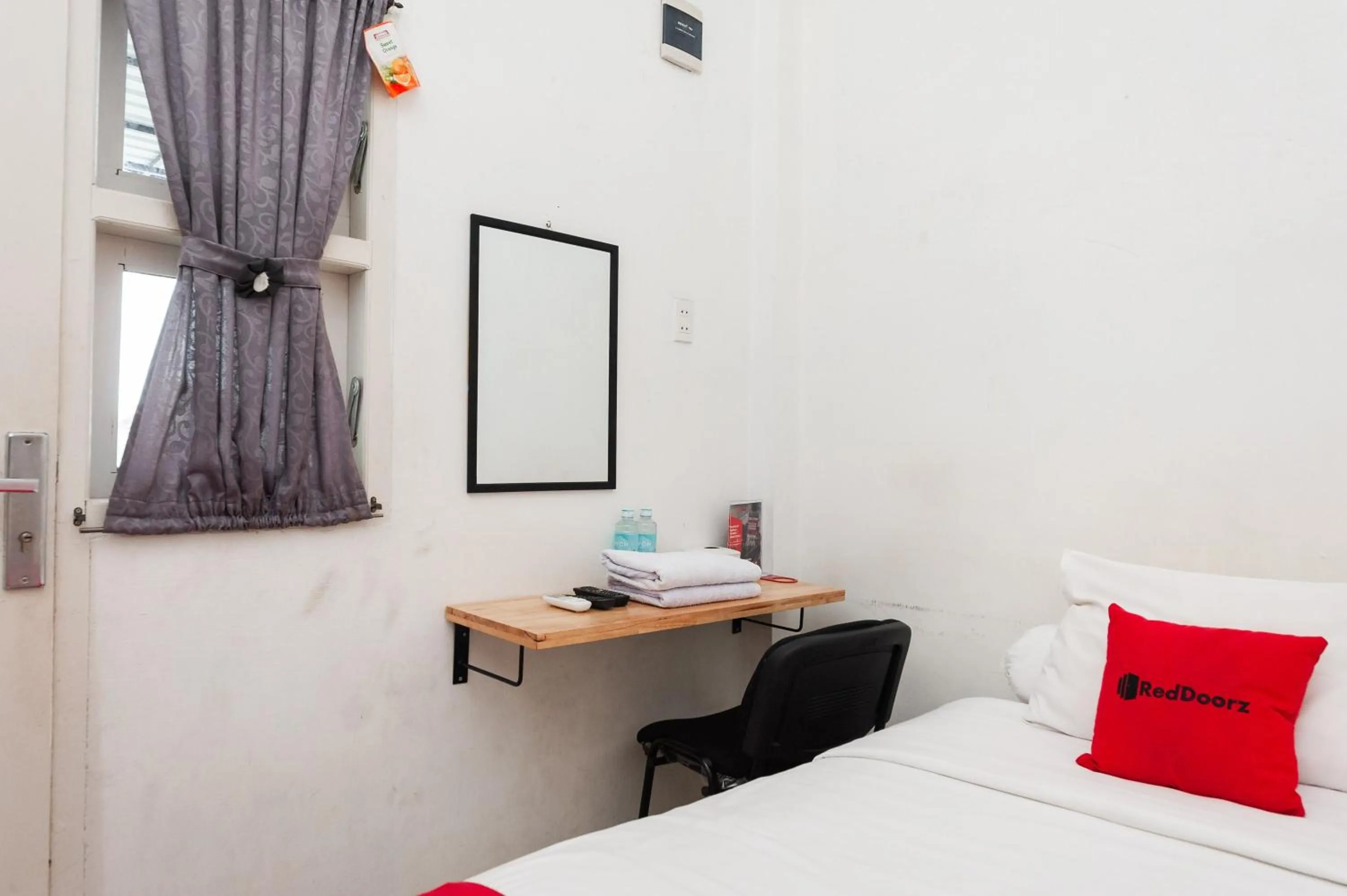 Bedroom, Bed in RedDoorz Syariah near RSUD Zainoel Abidin Banda Aceh