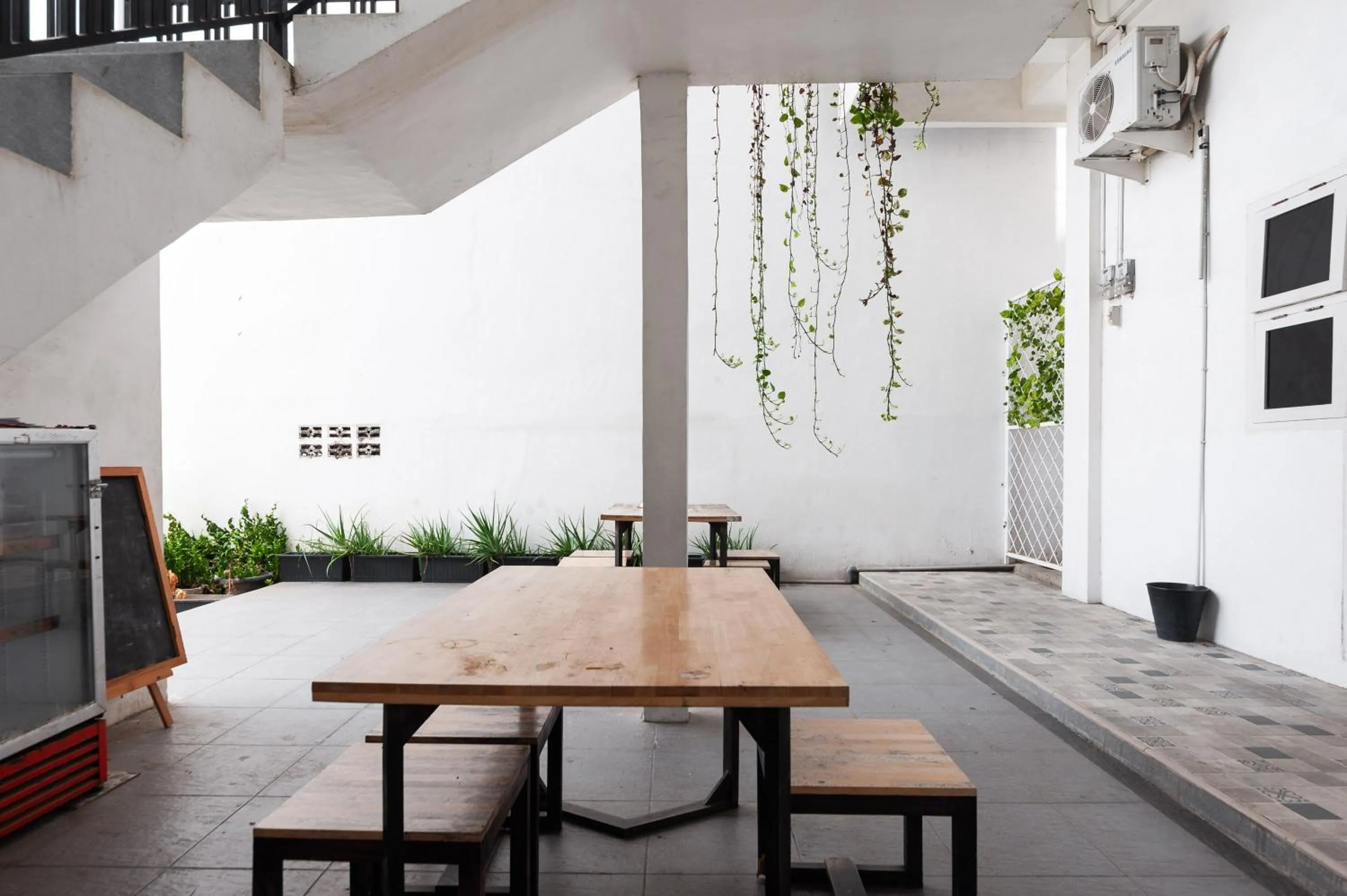 Seating area in RedDoorz Syariah near RSUD Zainoel Abidin Banda Aceh