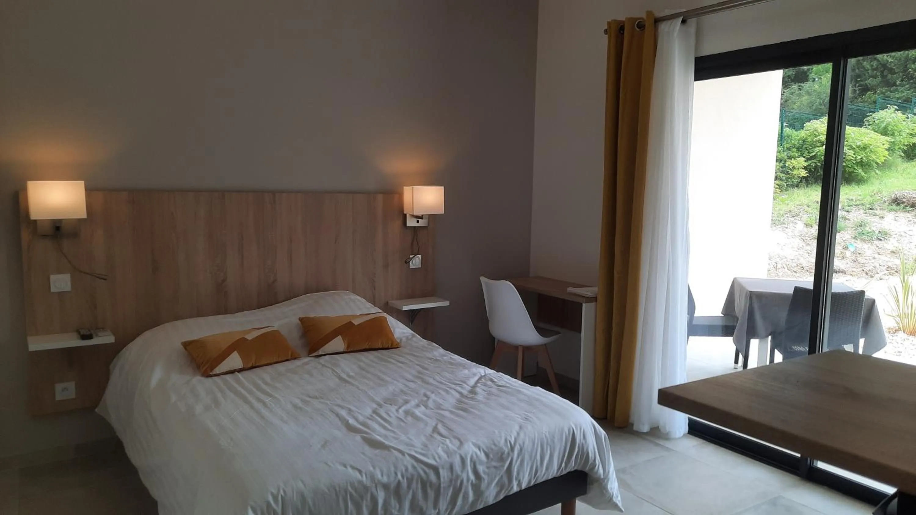 Bedroom, Bed in Le Logis de Bérianne