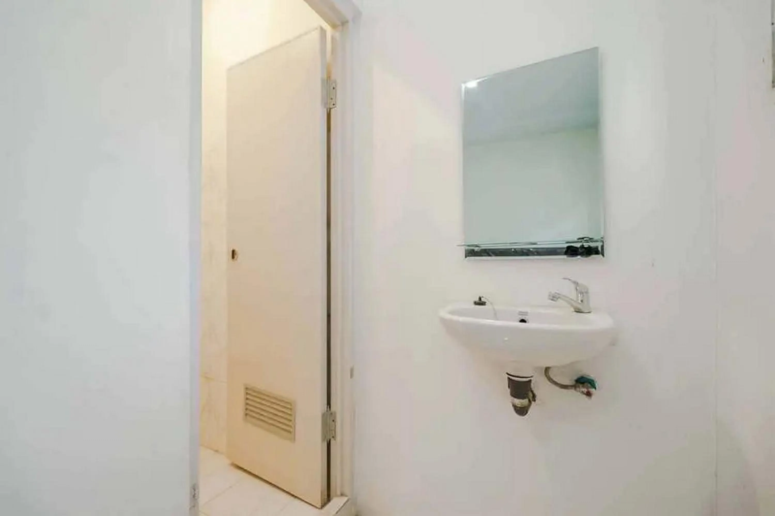 Bathroom in KoolKost Syariah near Bintaro Jaya Xchange