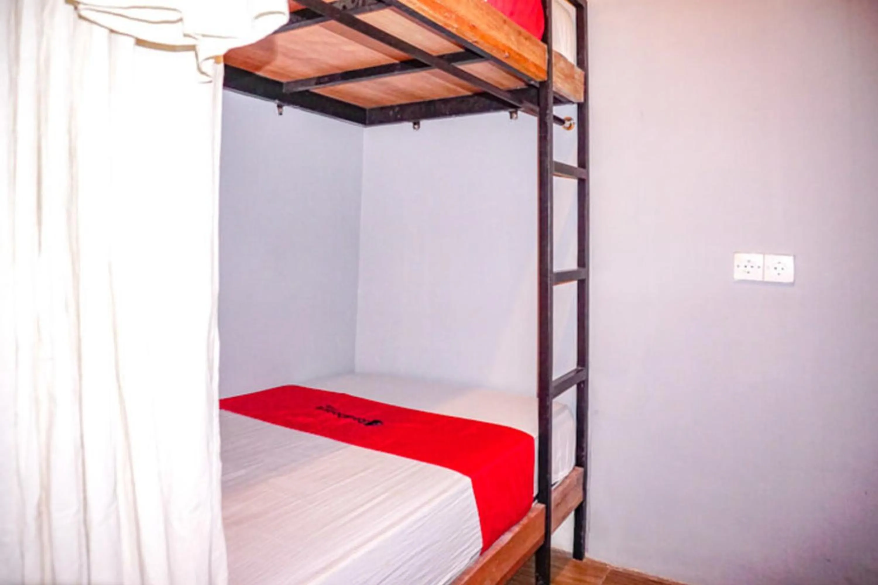 Bedroom, Bed in RedDoorz Hostel Near Ngurah Rai Airport Kuta
